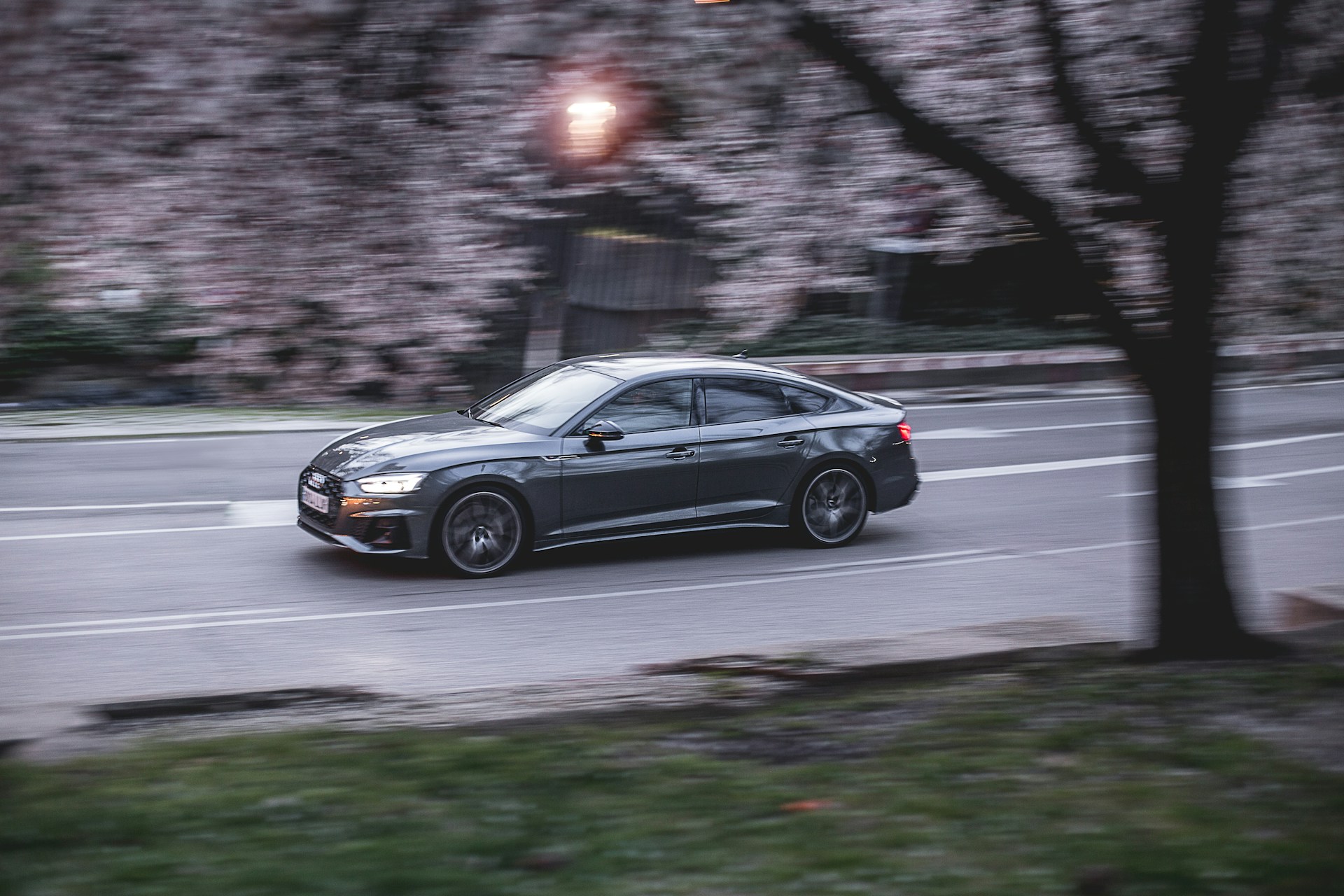 Un automóvil en la carretera | Fuente: Unsplash