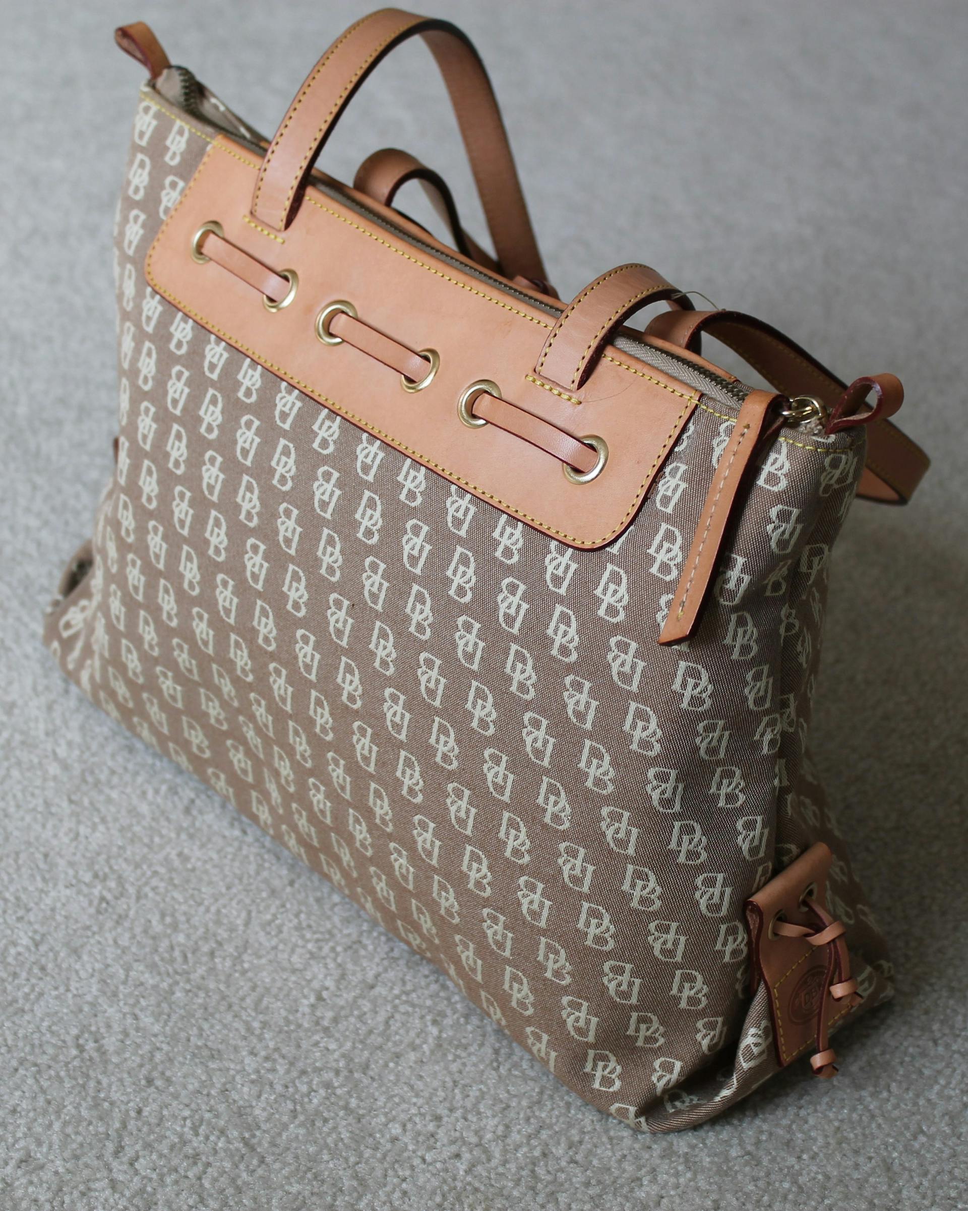 Un bolso de lona con detalles de cuero | Fuente: Pexels