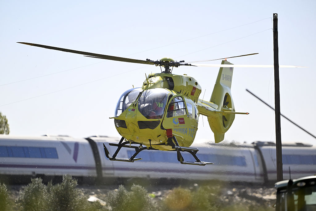 Equipos de emergencia trabajan en el lugar de una colisión en la que se vieron implicados dos trenes de alta velocidad, cerca de la estación de Urda, en la provincia de Toledo (España), el 28 de octubre de 2026. | Fuente: Getty Images
