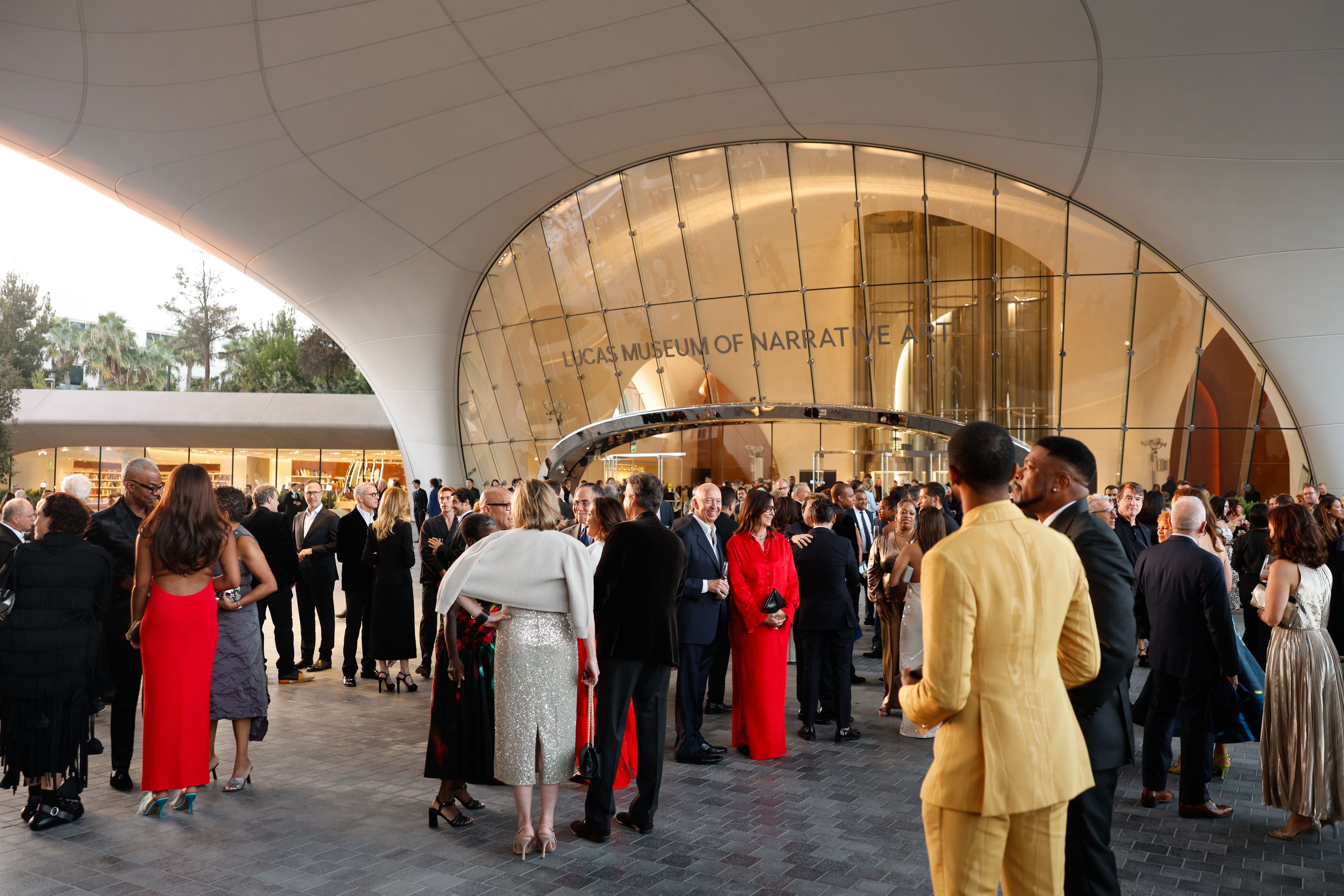 Los invitados se reunieron bajo la imponente fachada del museo mientras seguía la fiesta de inauguración. La amplia panorámica captaba a la multitud frente a la entrada acristalada y permitía ver más de cerca la arquitectura curva del edificio. | Fuente: Getty Images