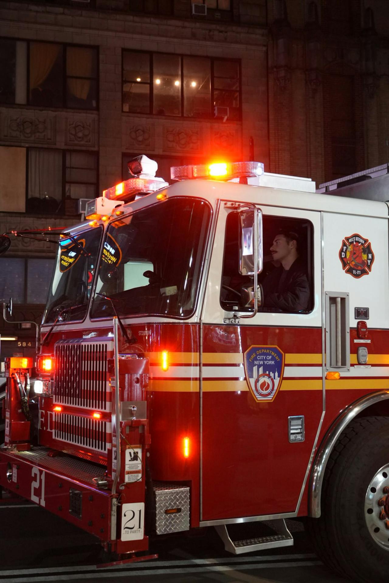 Bomberos en su camión | Fuente: Pexels