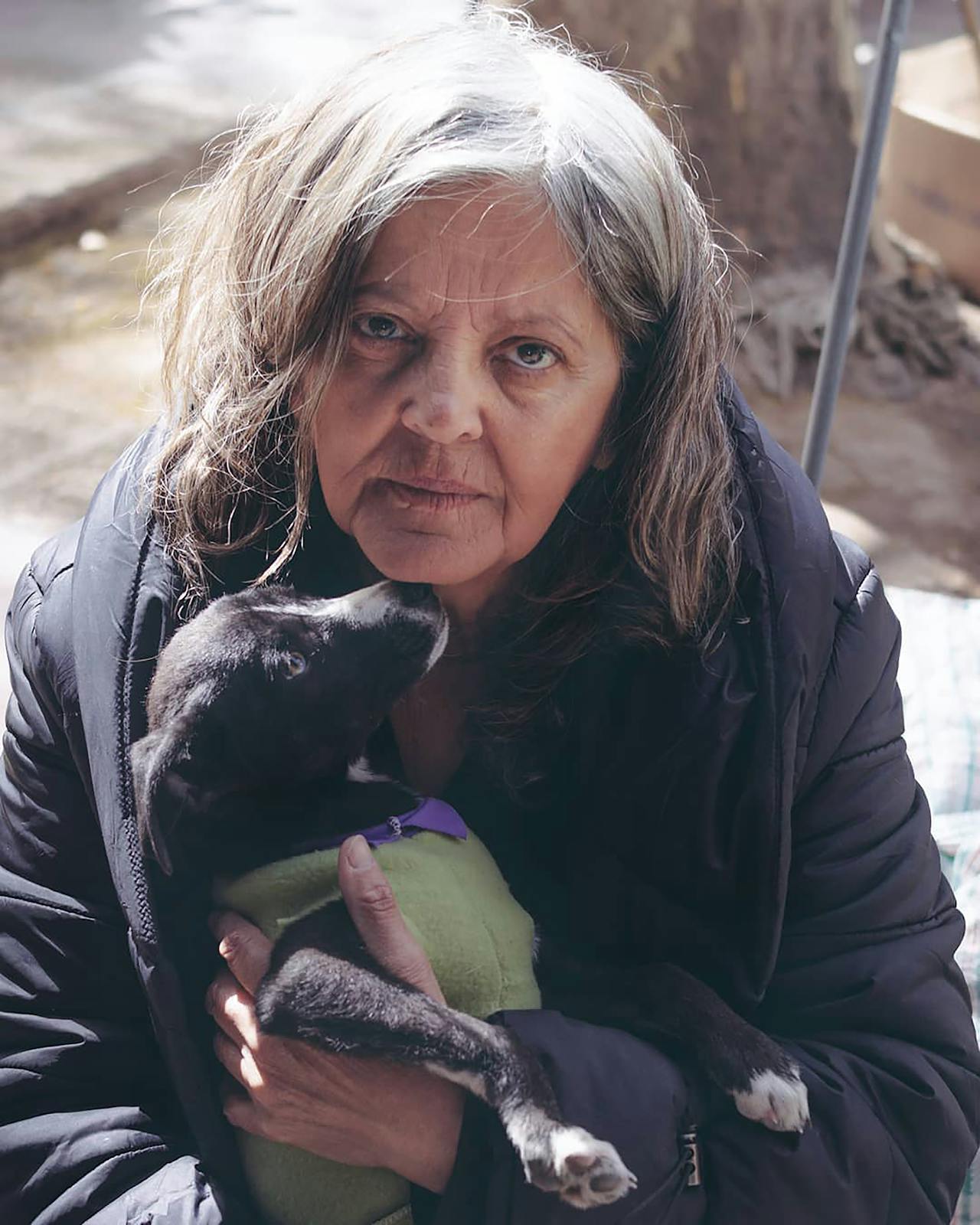 Una anciana con un adorable perro | Fuente: Pexels