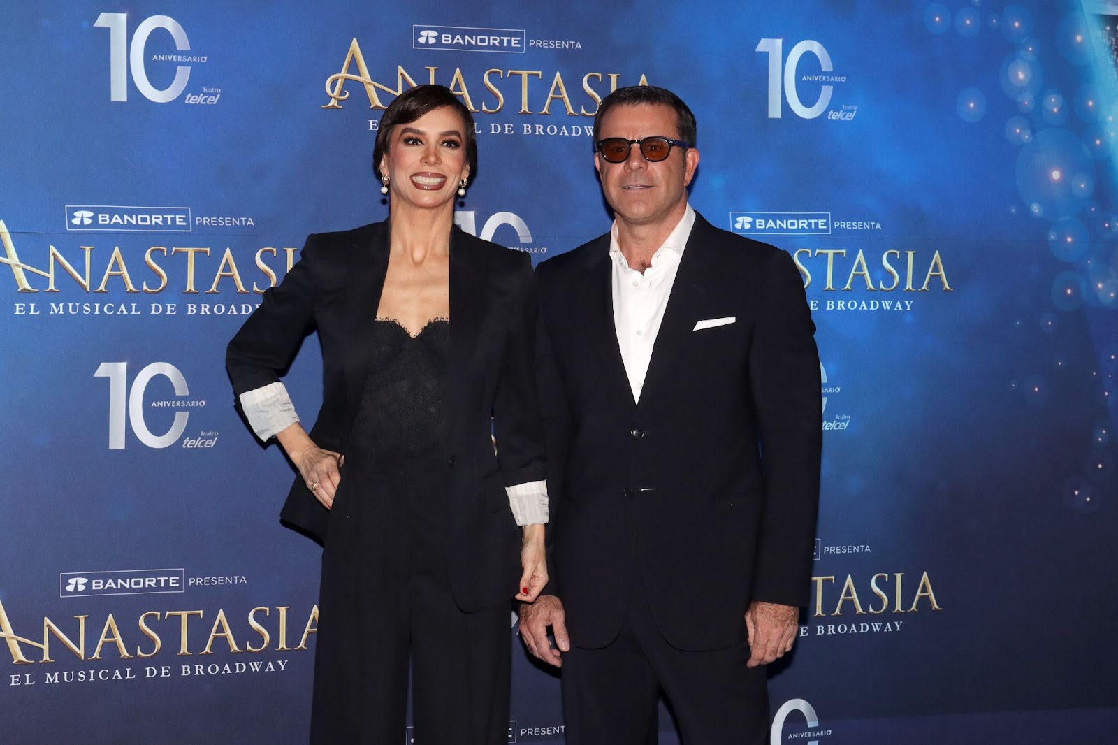 Biby Gaytán y Eduardo Capetillo posan para fotos durante la alfombra roja en el Teatro Telcel el 18 de octubre de 2023 en la Ciudad de México, México. | Fuente: Getty Images