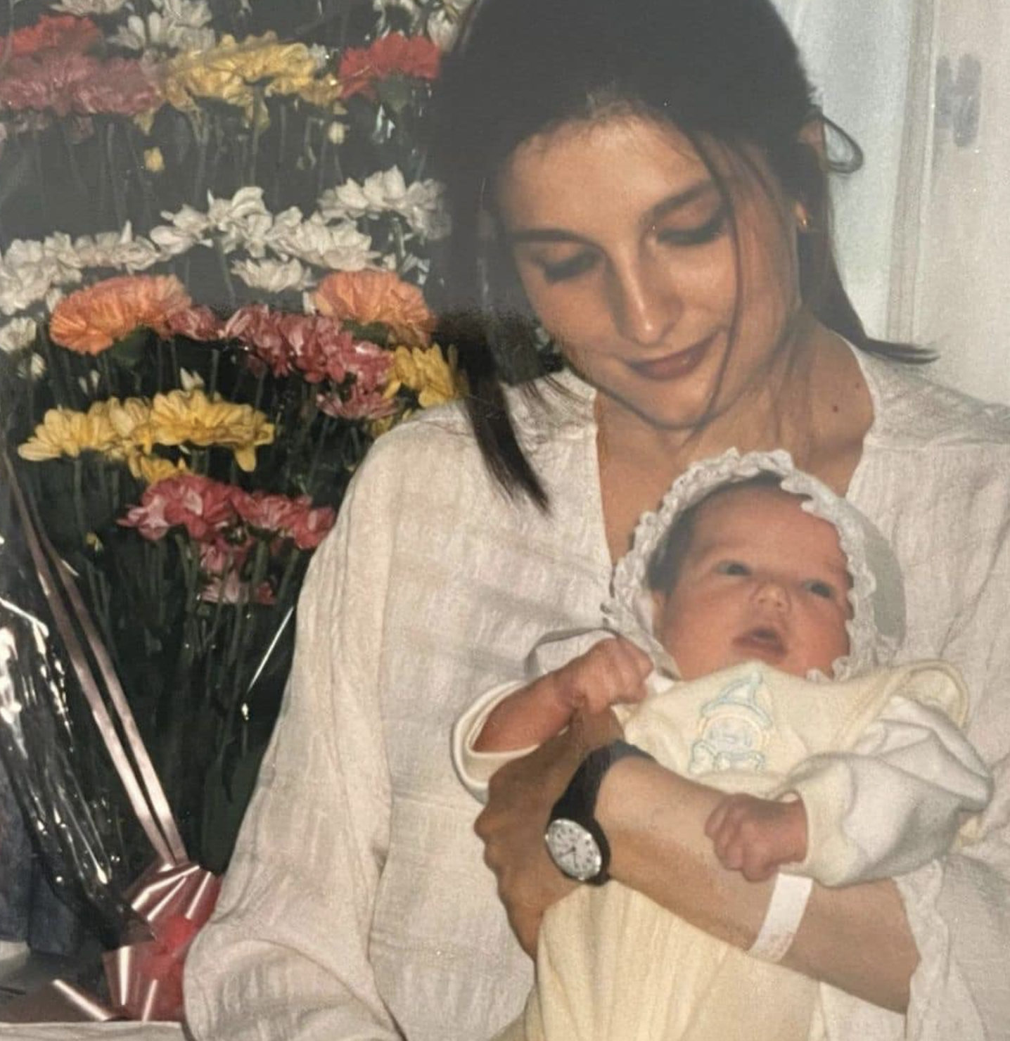 La famosa cantante con su madre de un post fechado el 28 de junio de 2023. | Fuente: Facebook/Dua Lipa