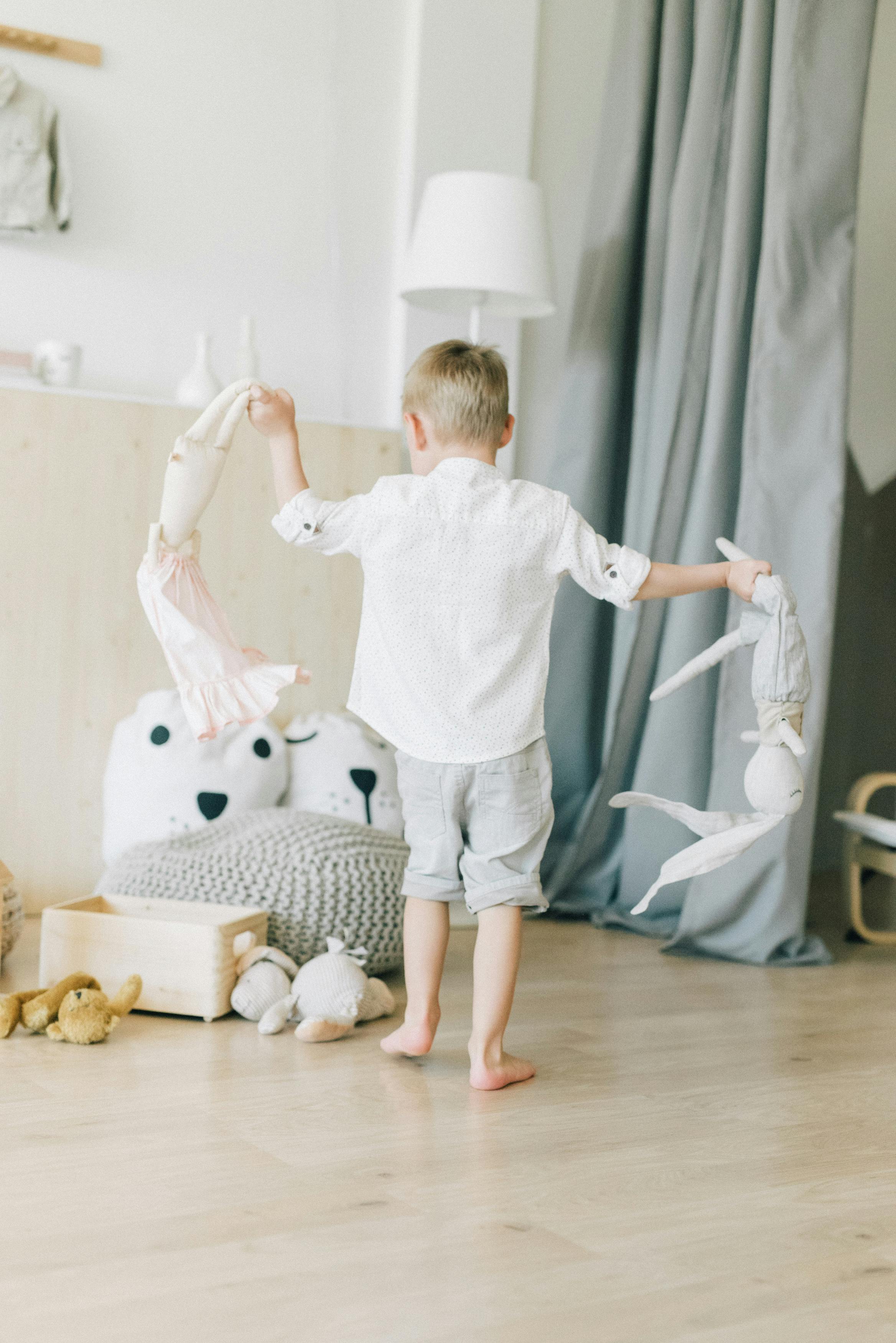 Un niño jugando con sus juguetes | Fuente: Pexels