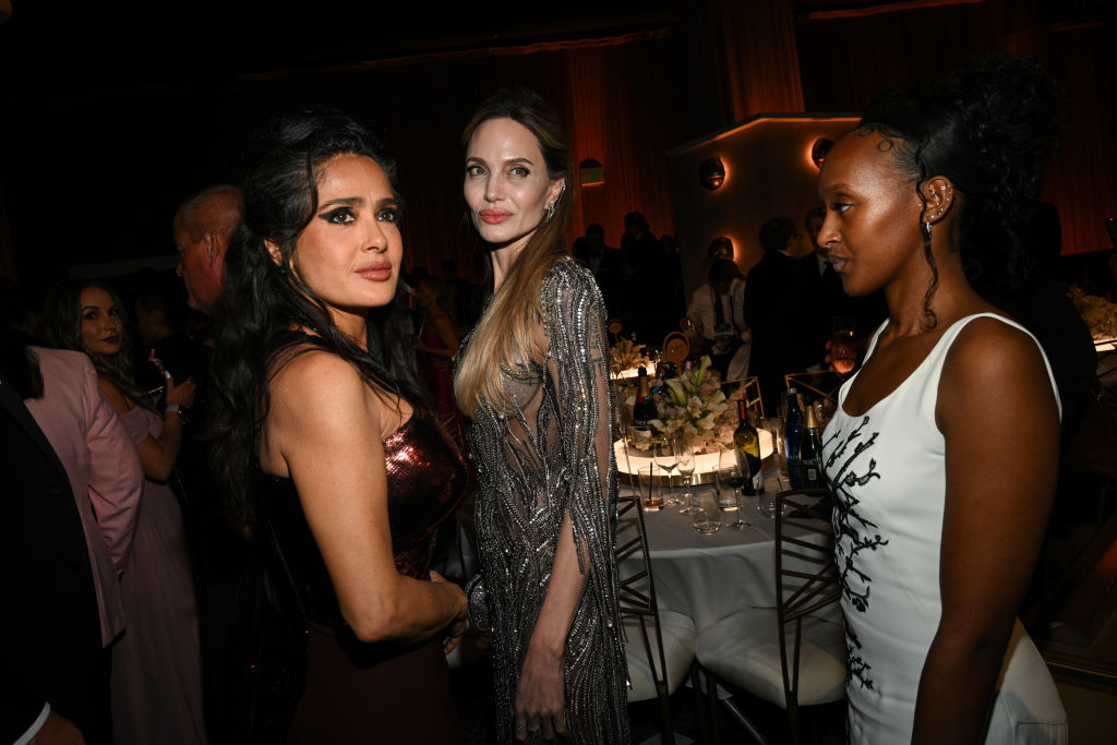 Salma Hayek, Angelina Jolie y Zahara Jolie durante la 82ª edición de los Golden Globes, celebrada el 5 de enero de 2025 en el Beverly Hilton de Beverly Hills, California. | Foto: Getty Images
