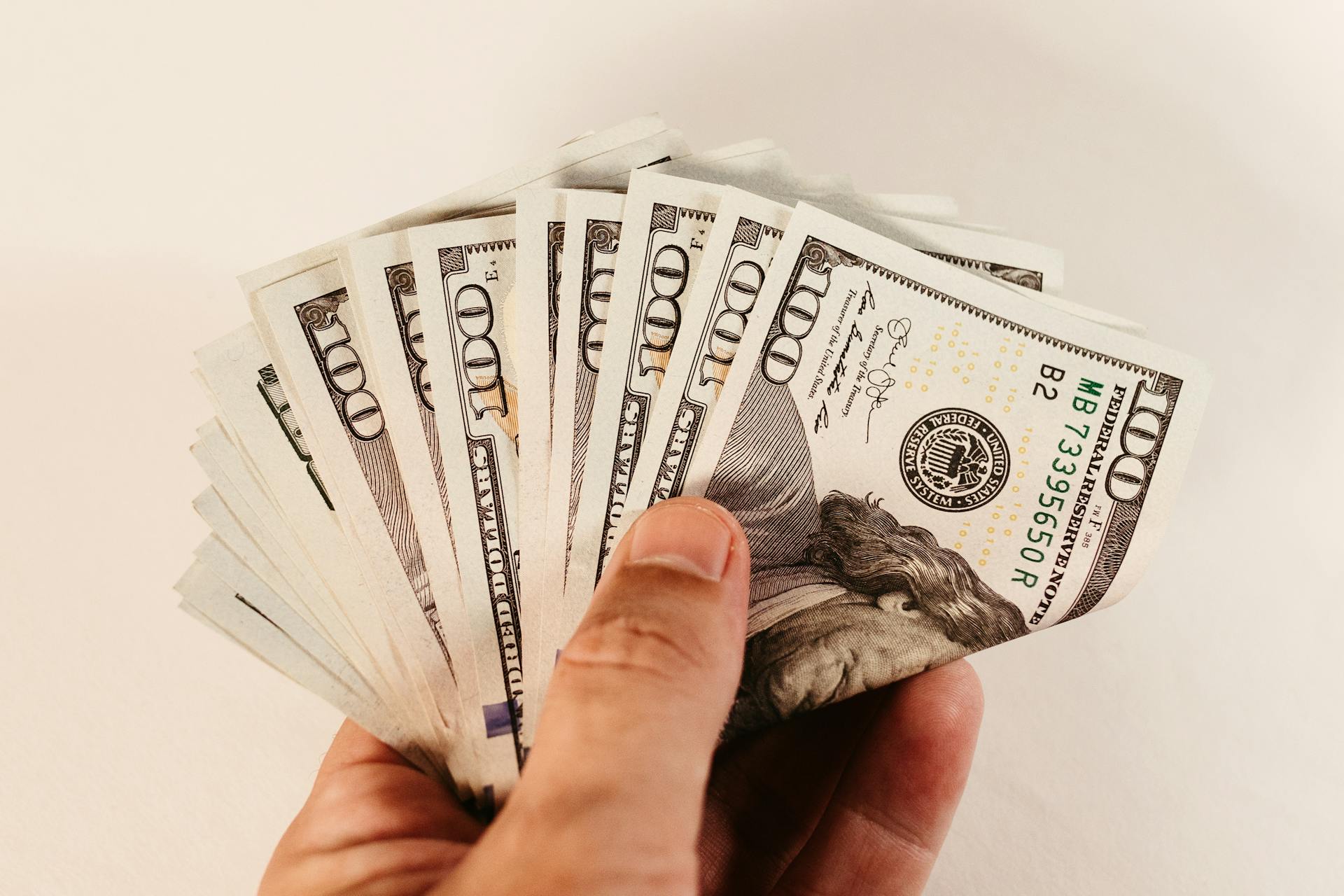 Un hombre con dinero en la mano | Fuente: Pexels