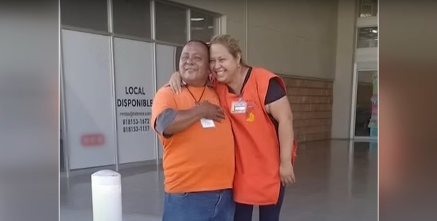 Carlos Gurrola "Papayita" junto a una allegada | Fuente: YouTube/NMás