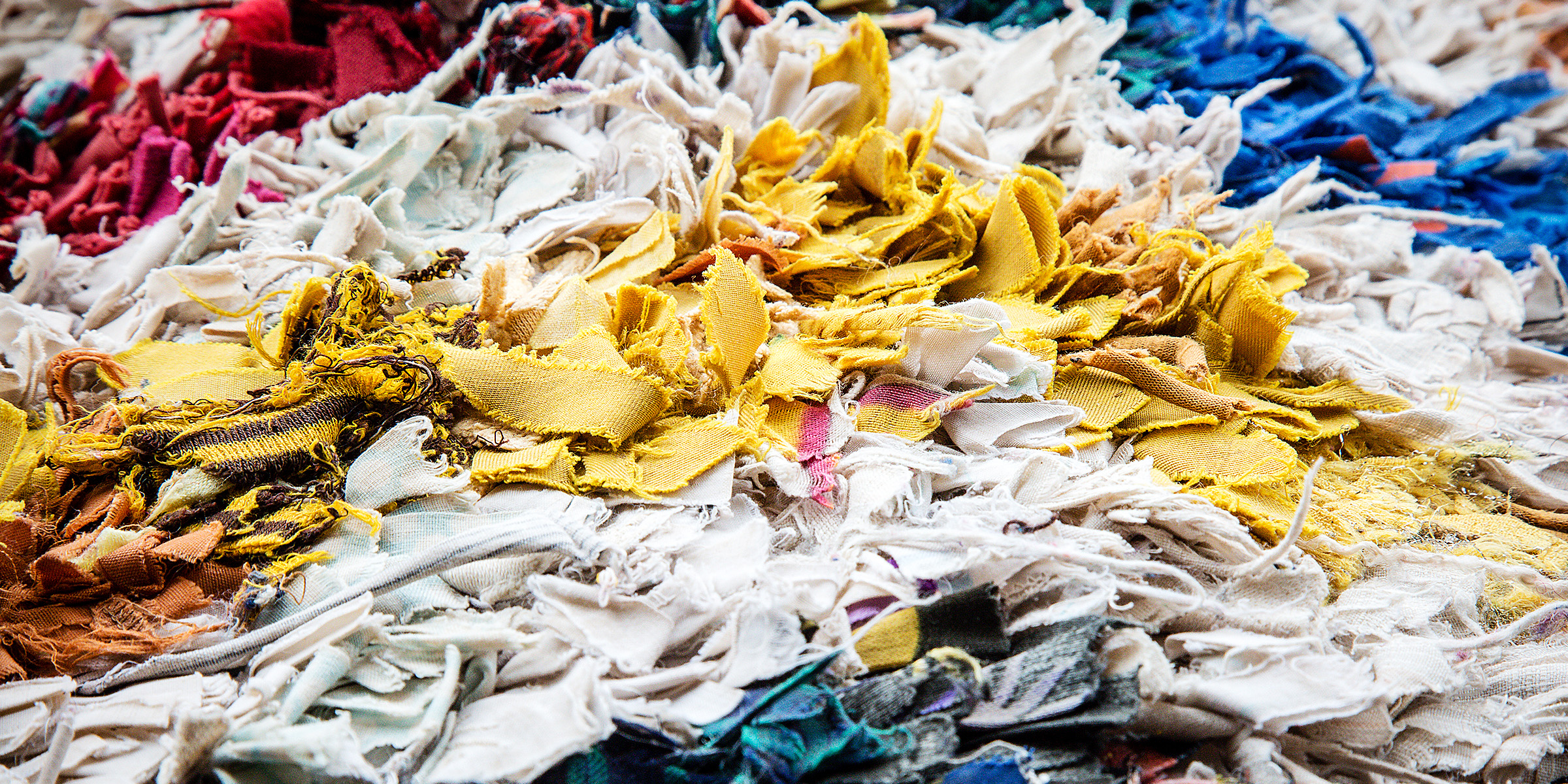 Trozos de tela de colores triturada | Fuente: Shutterstock