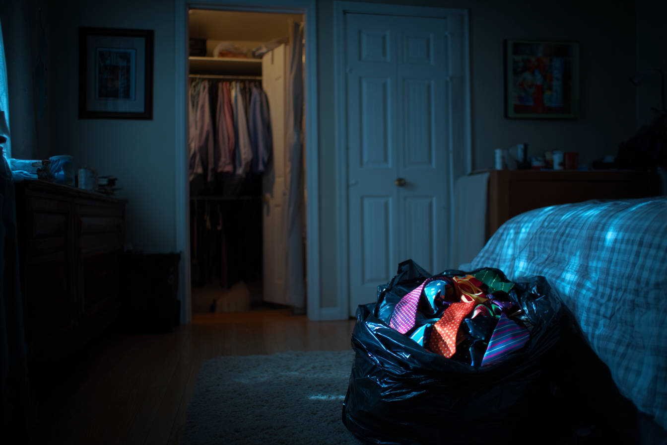 Una bolsa de basura llena de corbatas | Fuente: Midjourney