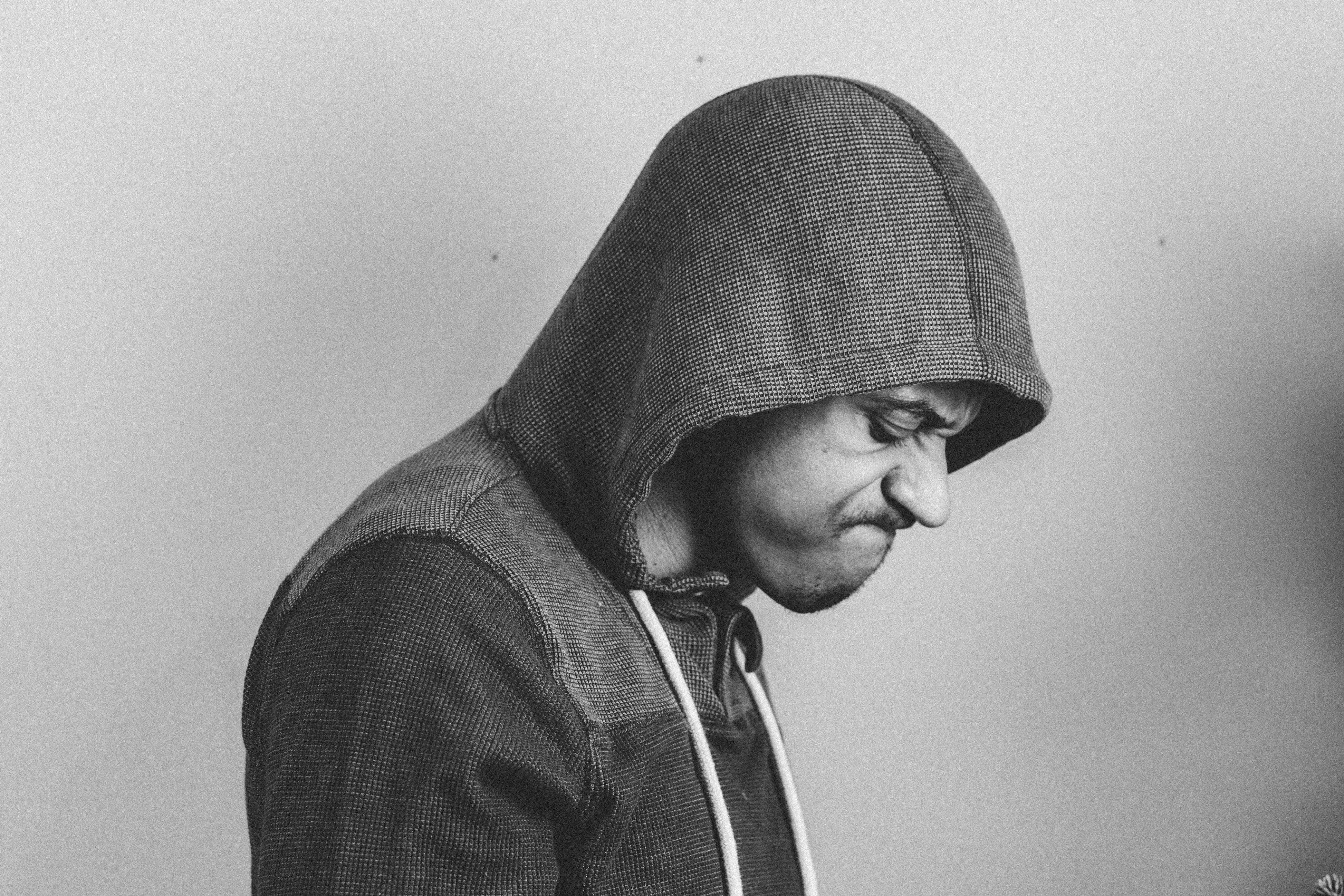 Perfil lateral de un hombre enfadado | Fuente: Pexels