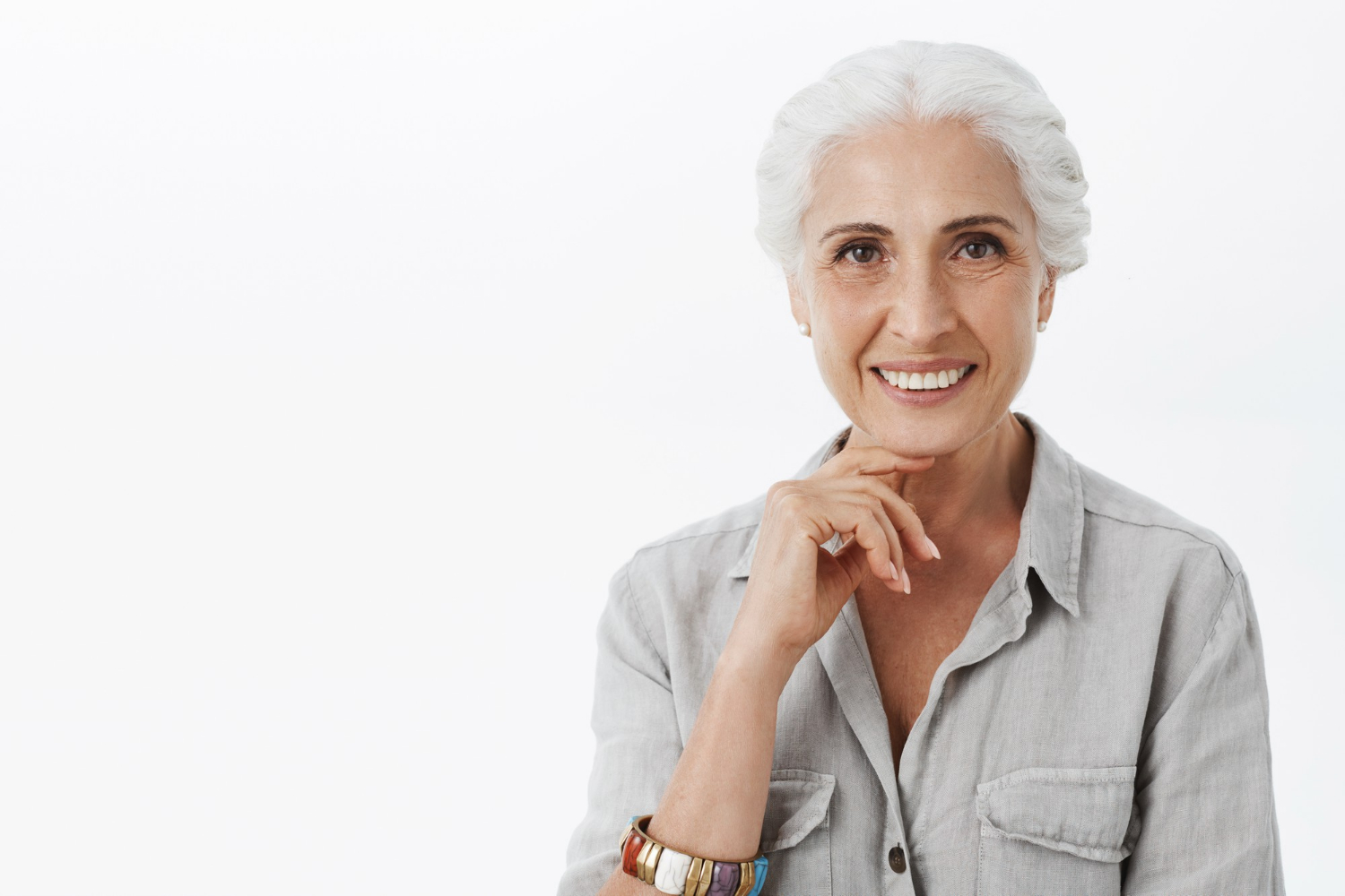 Una mujer mayor sonriente | Fuente: Freepik