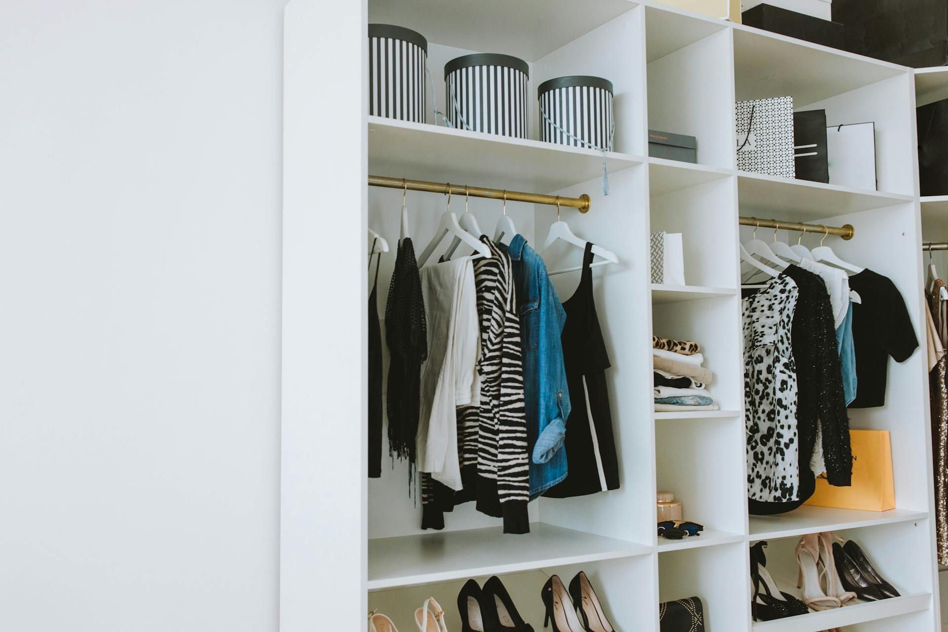 Ropa y zapatos en un armario | Fuente: Pexels