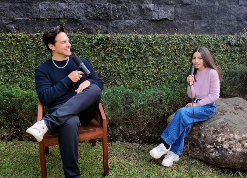 Vadhir sonrie mientras Aitana canta una parte de "Golden" | Fuente: YouTube/vadhirderbez