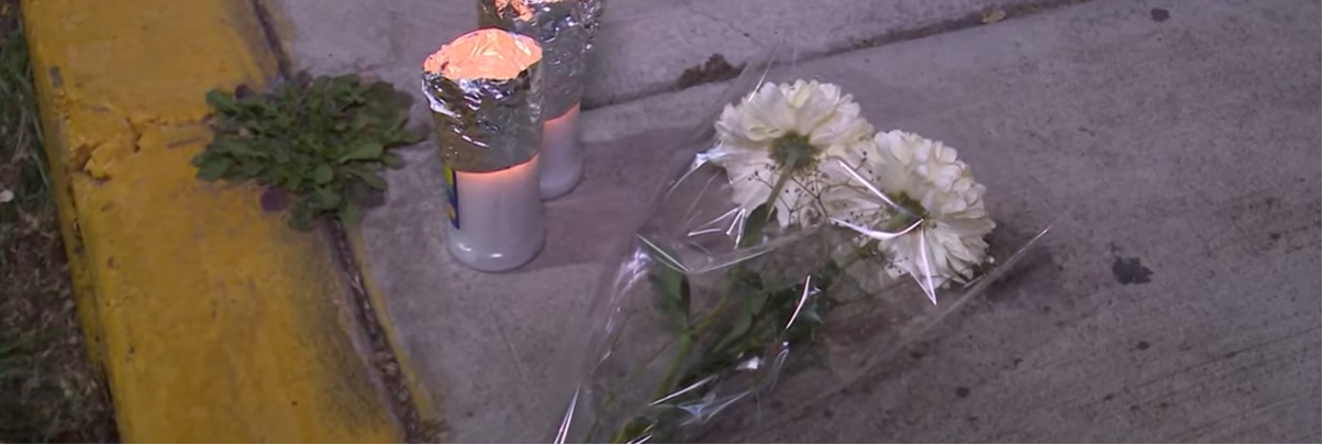 Velatorias y flores colocadas en el sitio donde fue hallado sin vida Roberto Hernández | Fuente: YouTube/adn Noticias