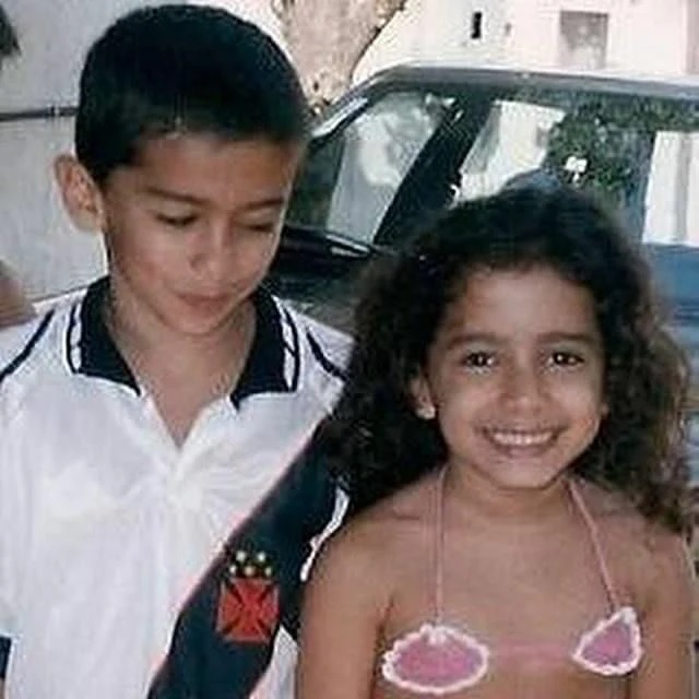 Larissa, quien sería Anitta, con su hermano. | Foto: instagram.com/anitta