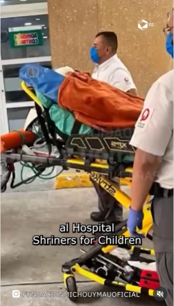Personal paramédico trasladando a Jazlyn Azulet Carrillo Matías al hospital | Fuente: Instagram/culturacolectiva