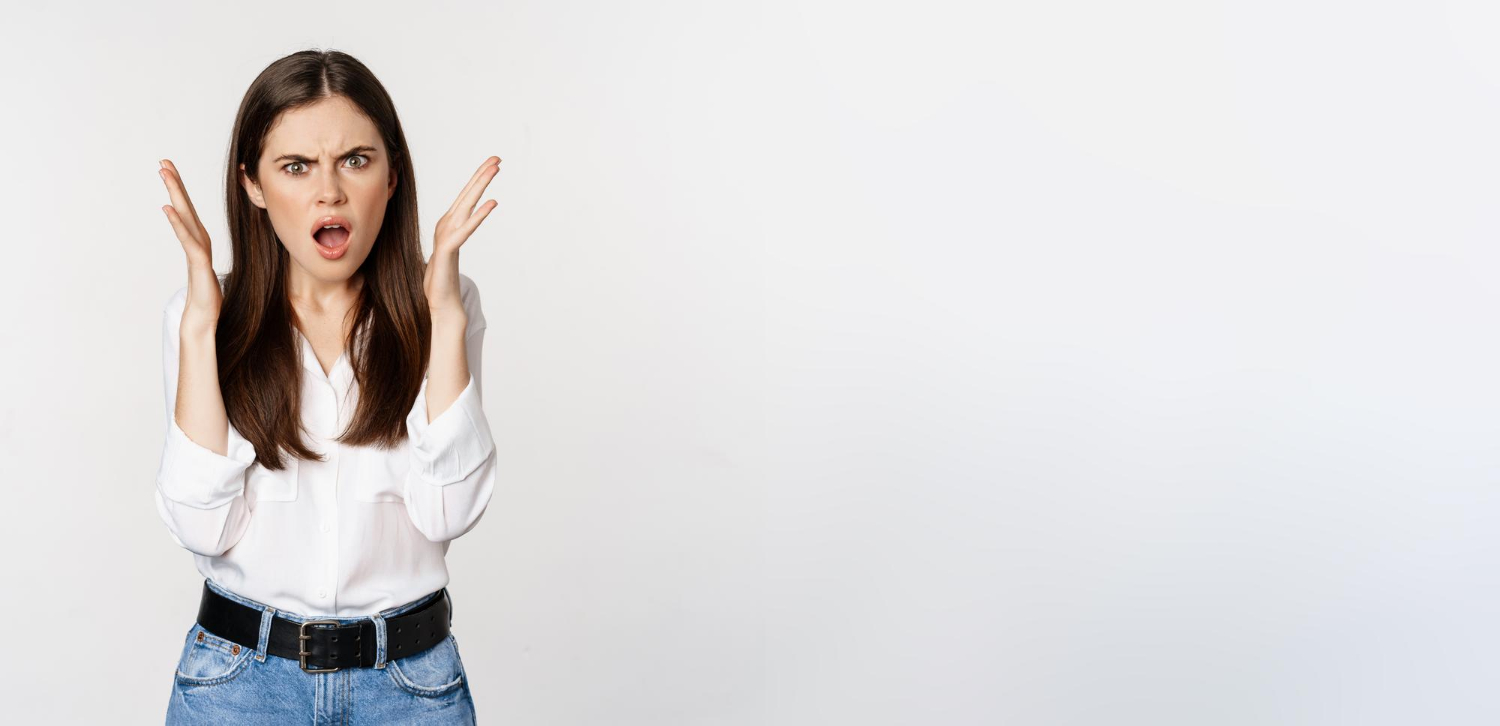 Una mujer conmocionada y enfadada | Fuente: Freepik