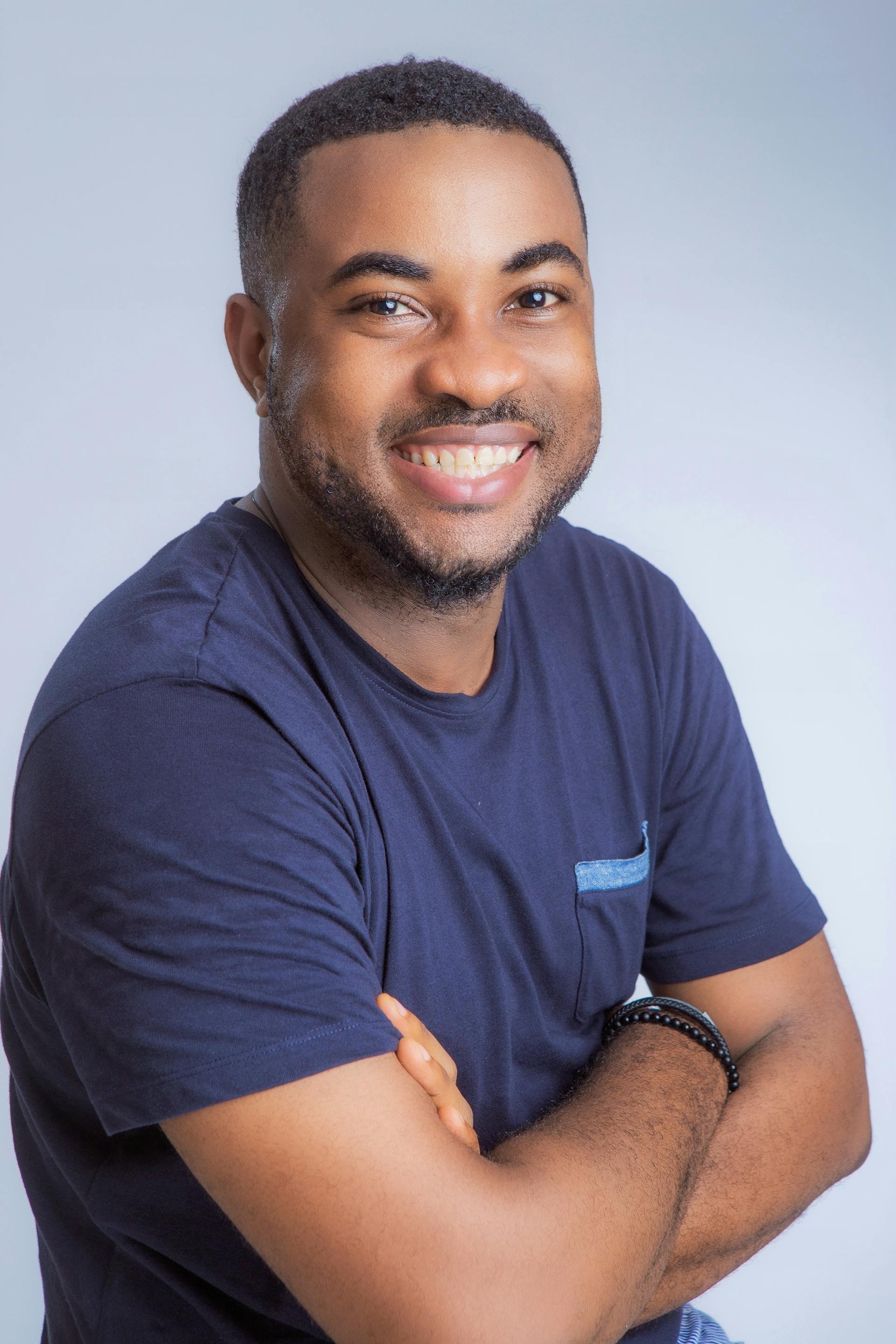 Un hombre sonriente | Fuente: Pexels