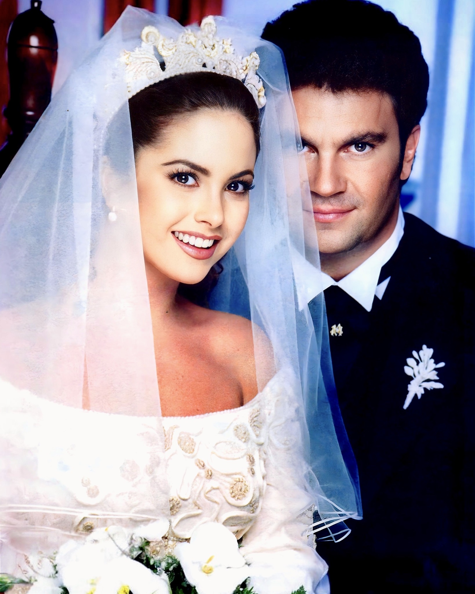 Lucero y Mijares en su boda, el 18 de enero de 1997 en el Colegio de las Vizcaínas en Ciudad de México | Fuente: Facebook/Un Tiempo Para Recordar