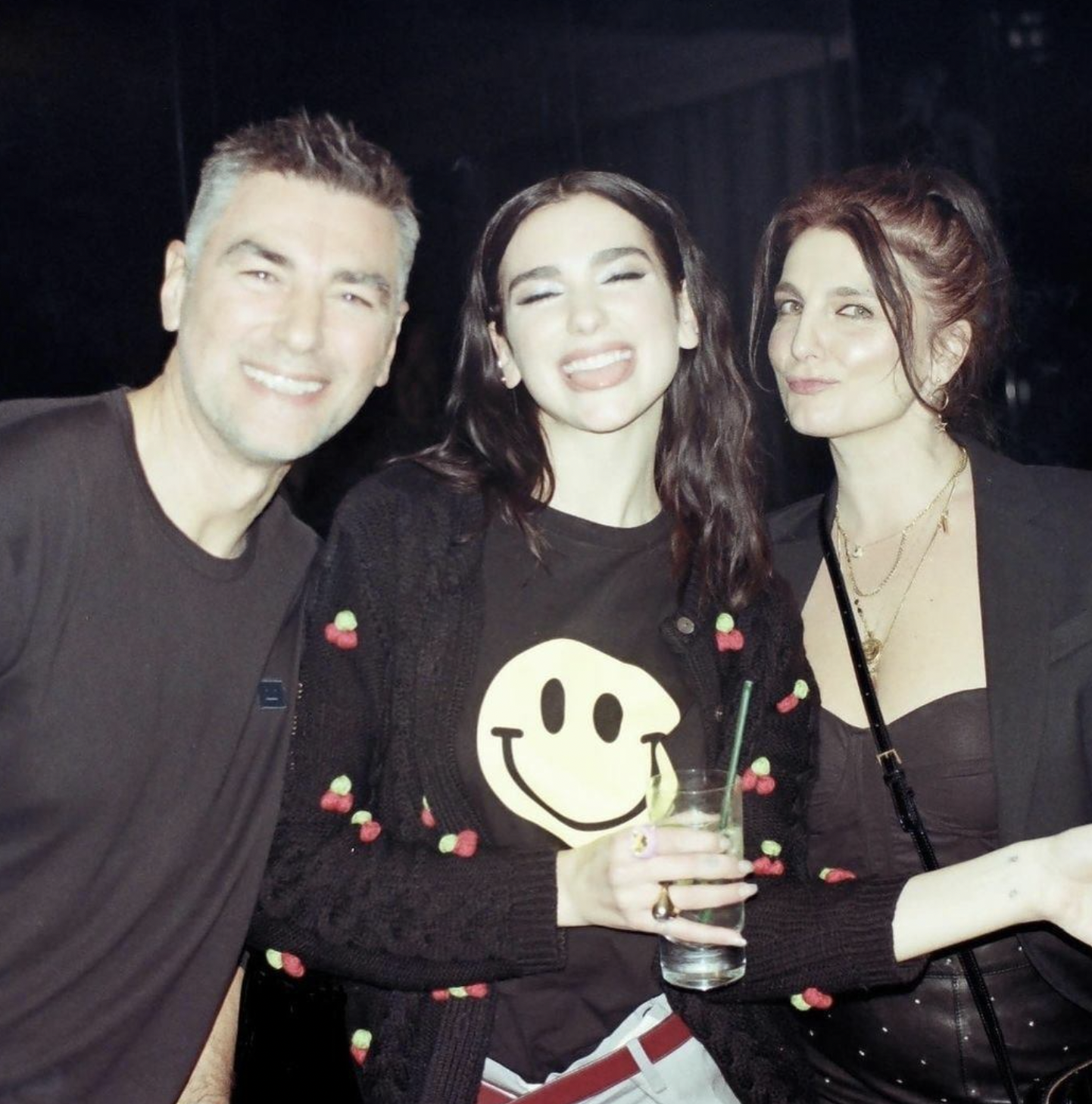 Dua Lipa con sus padres de un post fechado el 3 de enero de 2021. | Facebook/Dua Lipa