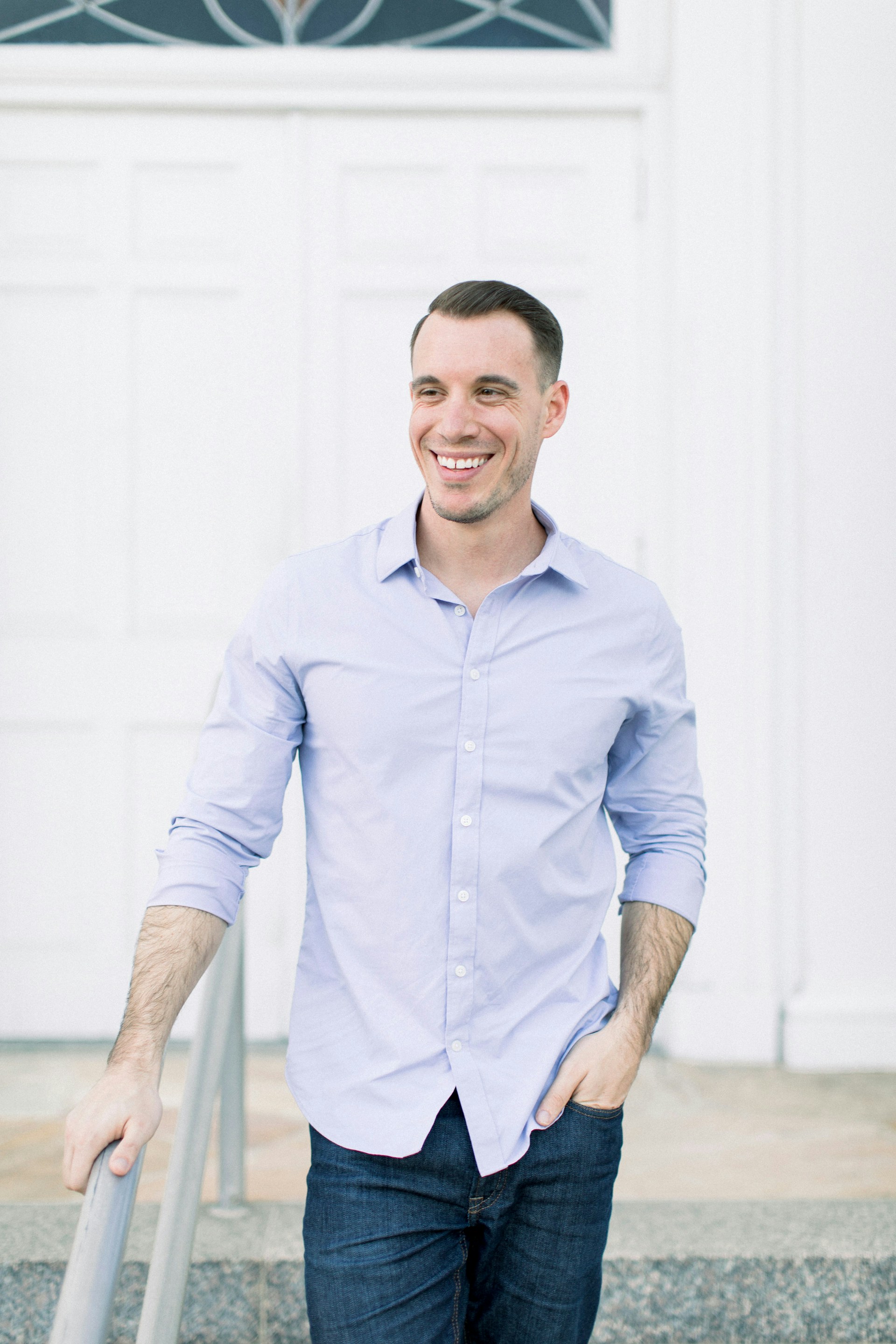 Un hombre sonriente cerca de una puerta | Fuente: Unsplash