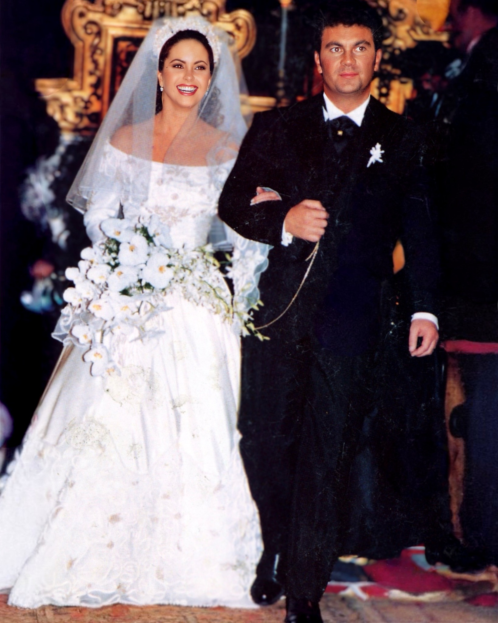 Lucero y Mijares en su boda, el 18 de enero de 1997 en el Colegio de las Vizcaínas en Ciudad de México | Fuente: Facebook/Un Tiempo Para Recordar