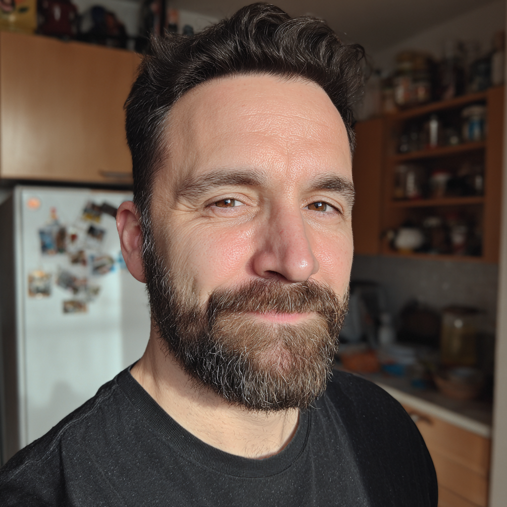 Un hombre sonriente de pie en una cocina | Fuente: Midjourney