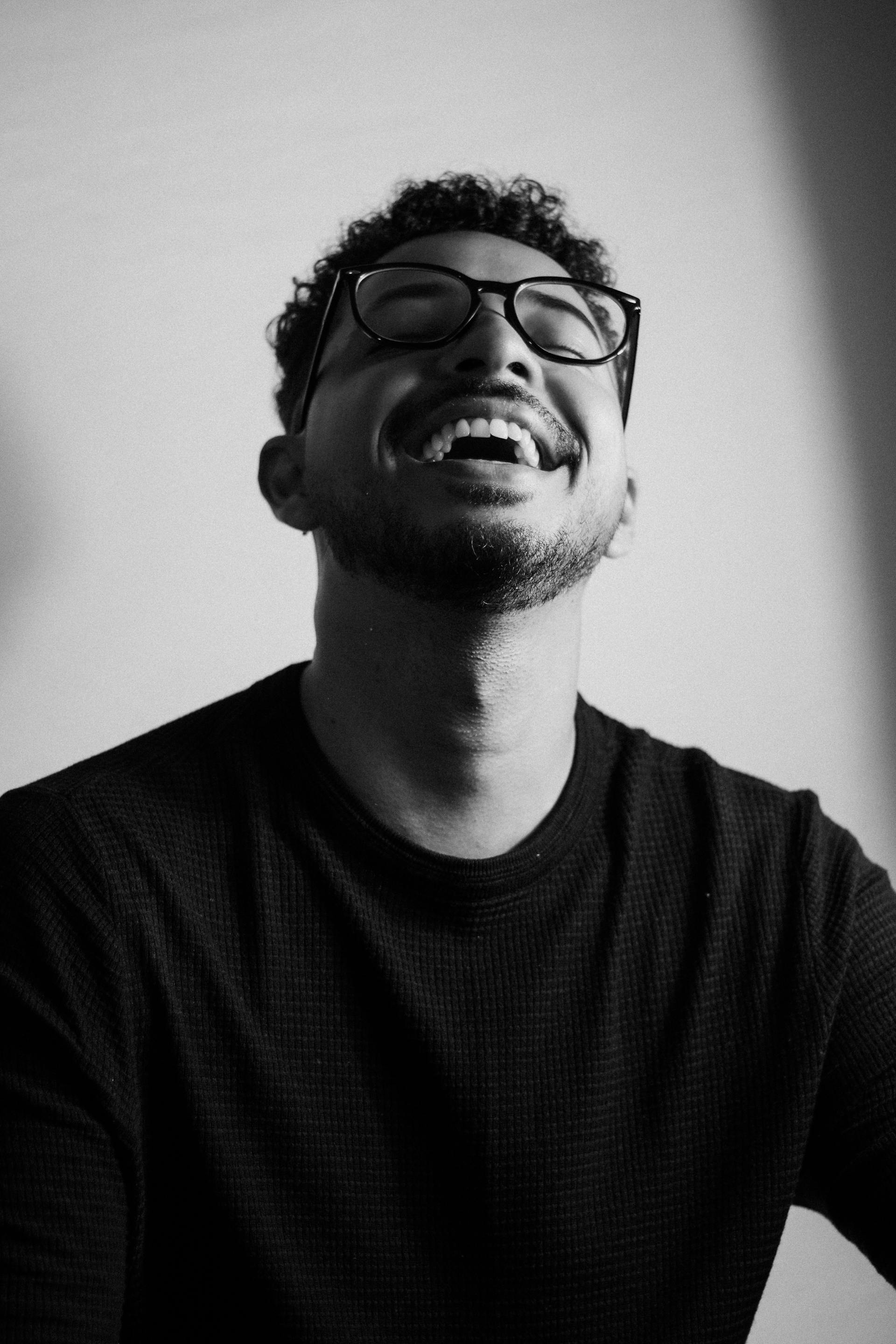 Un hombre riendo | Fuente: Pexels