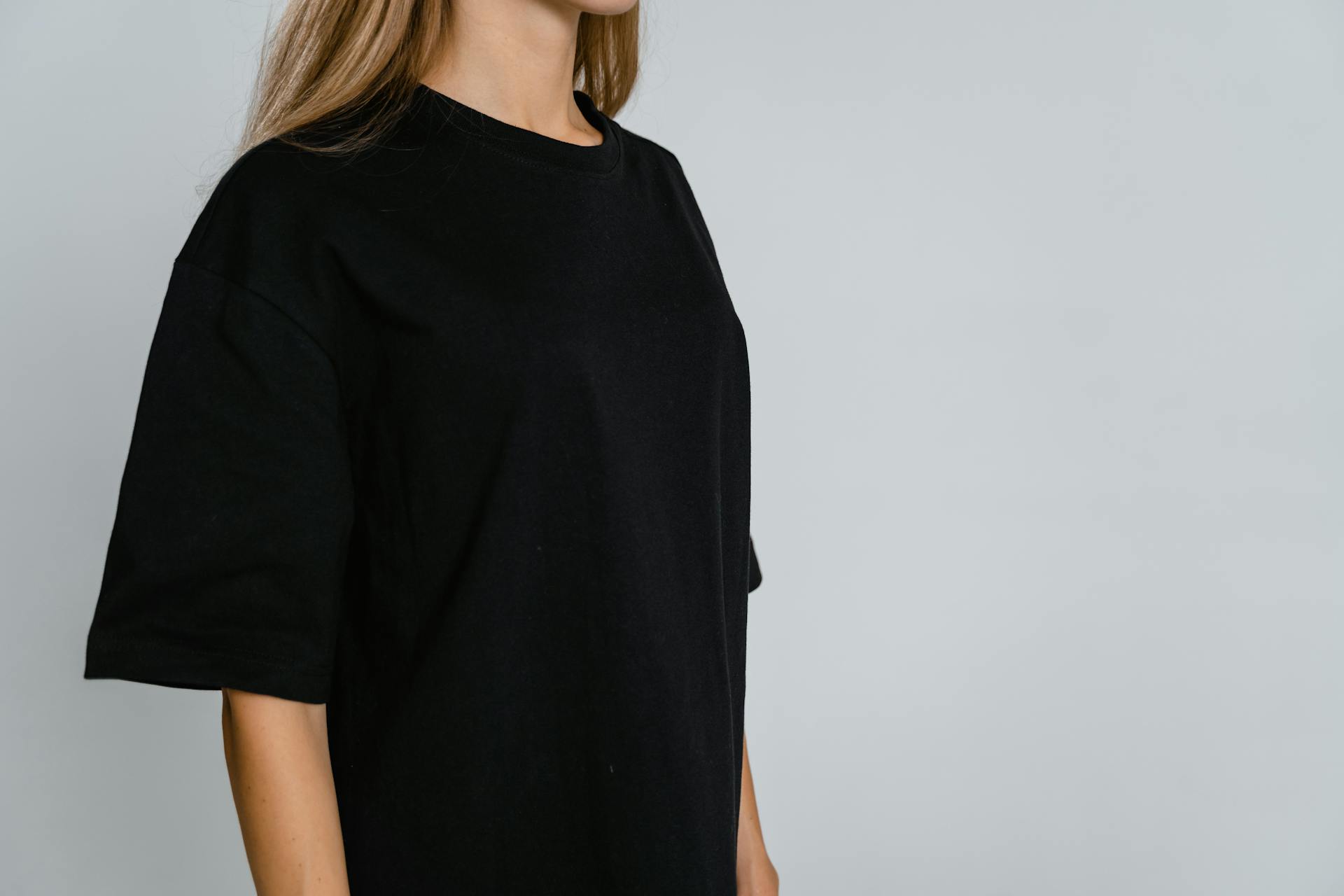 Una joven con una camiseta negra | Fuente: Pexels