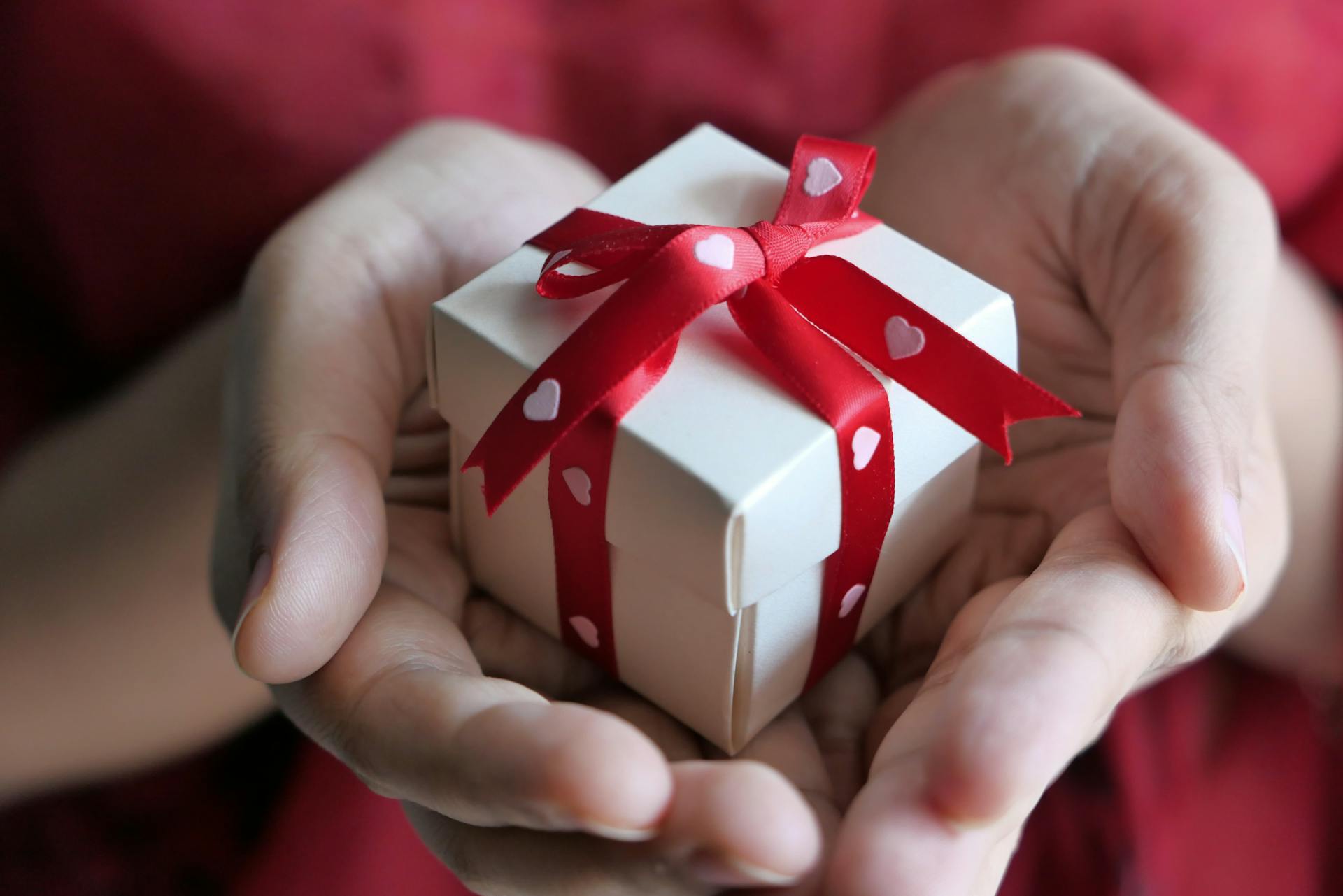 Primer plano de una persona sujetando una caja de regalo | Fuente: Pexels
