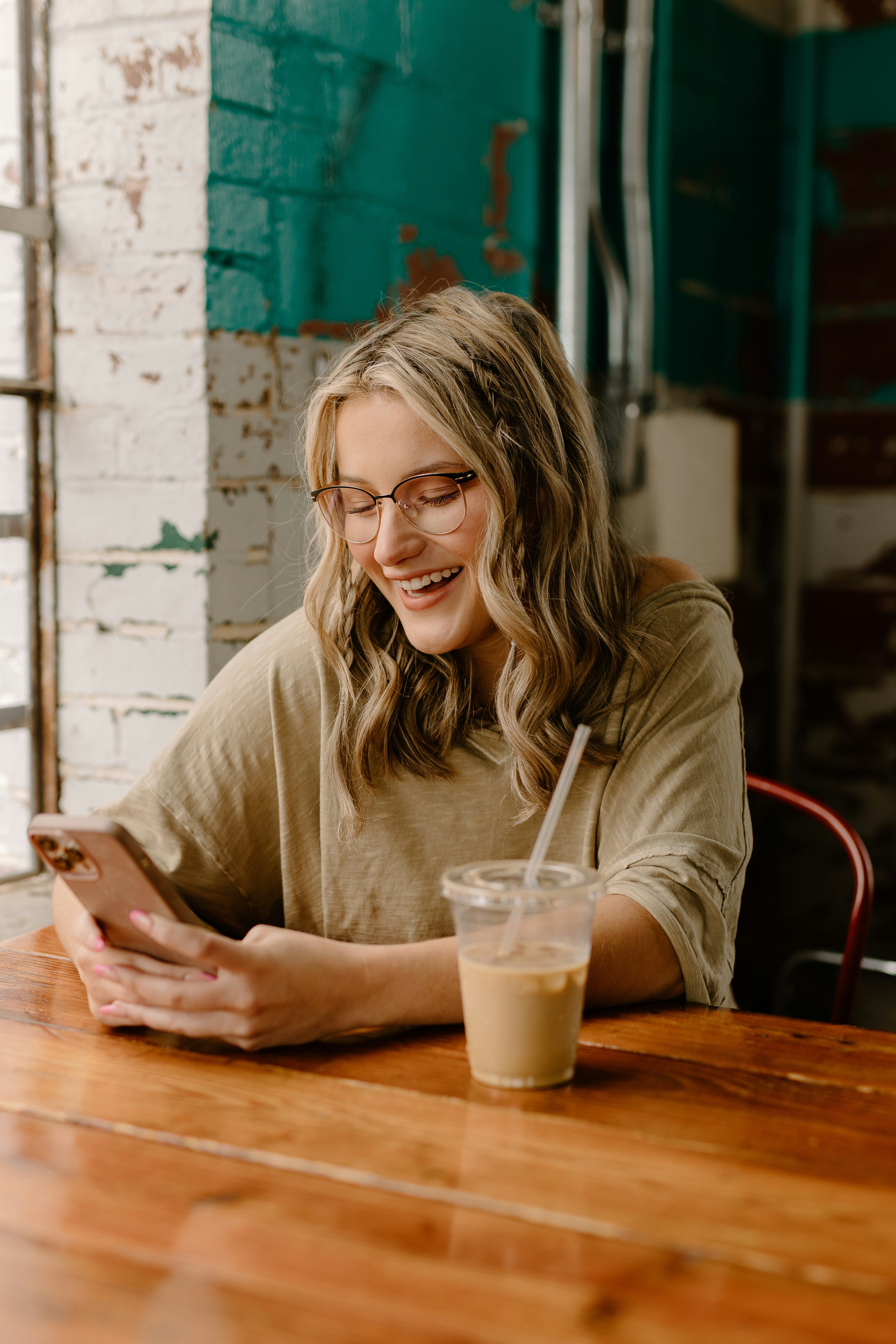 Una mujer riendo | Fuente: Unsplash