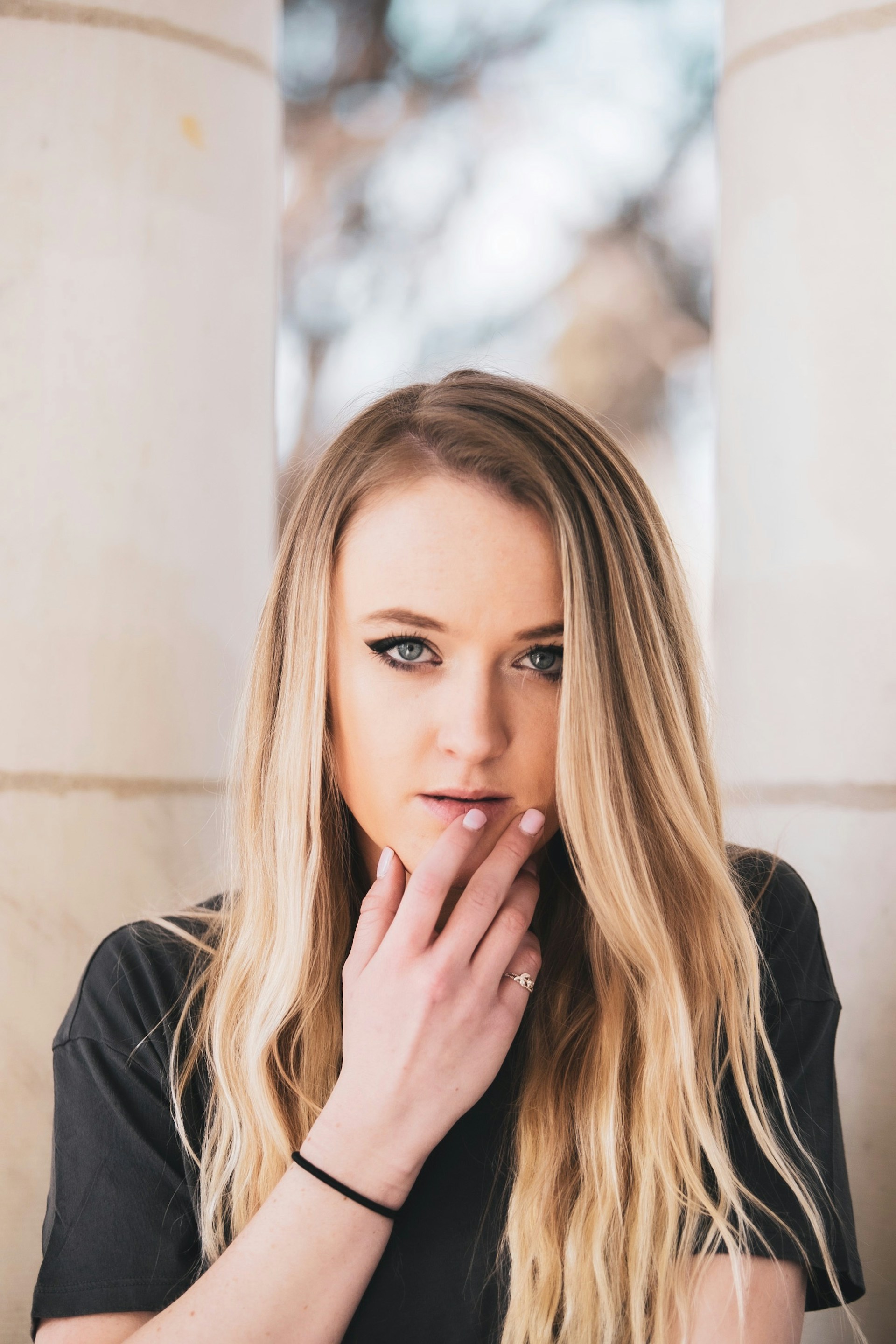 Una mujer mirando acusadoramente a alguien | Fuente: Unsplash