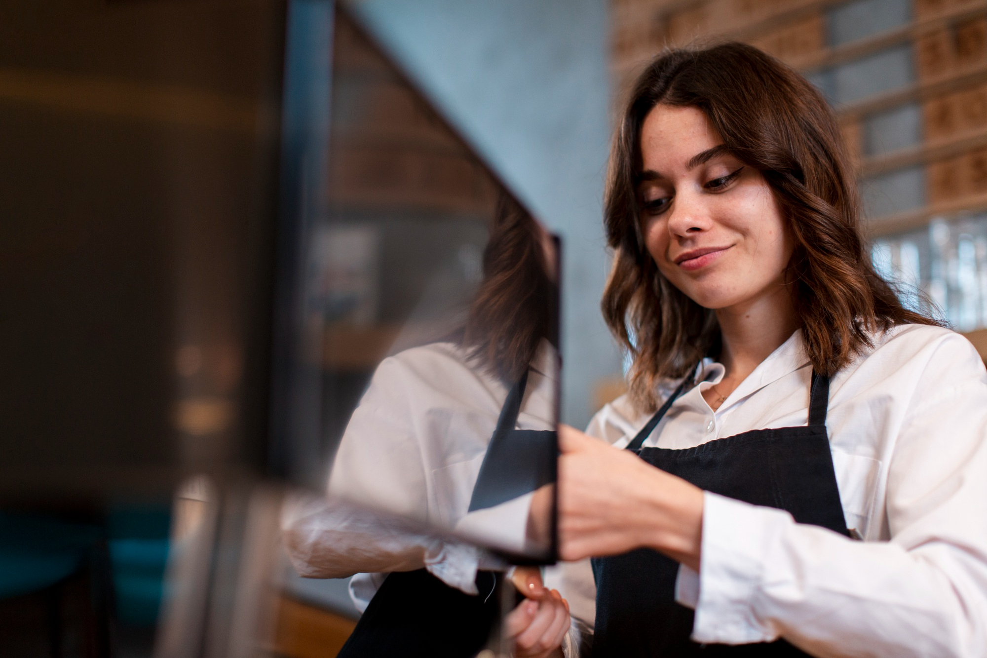 Una mujer trabajando en un restaurante | Fuente: Freepik