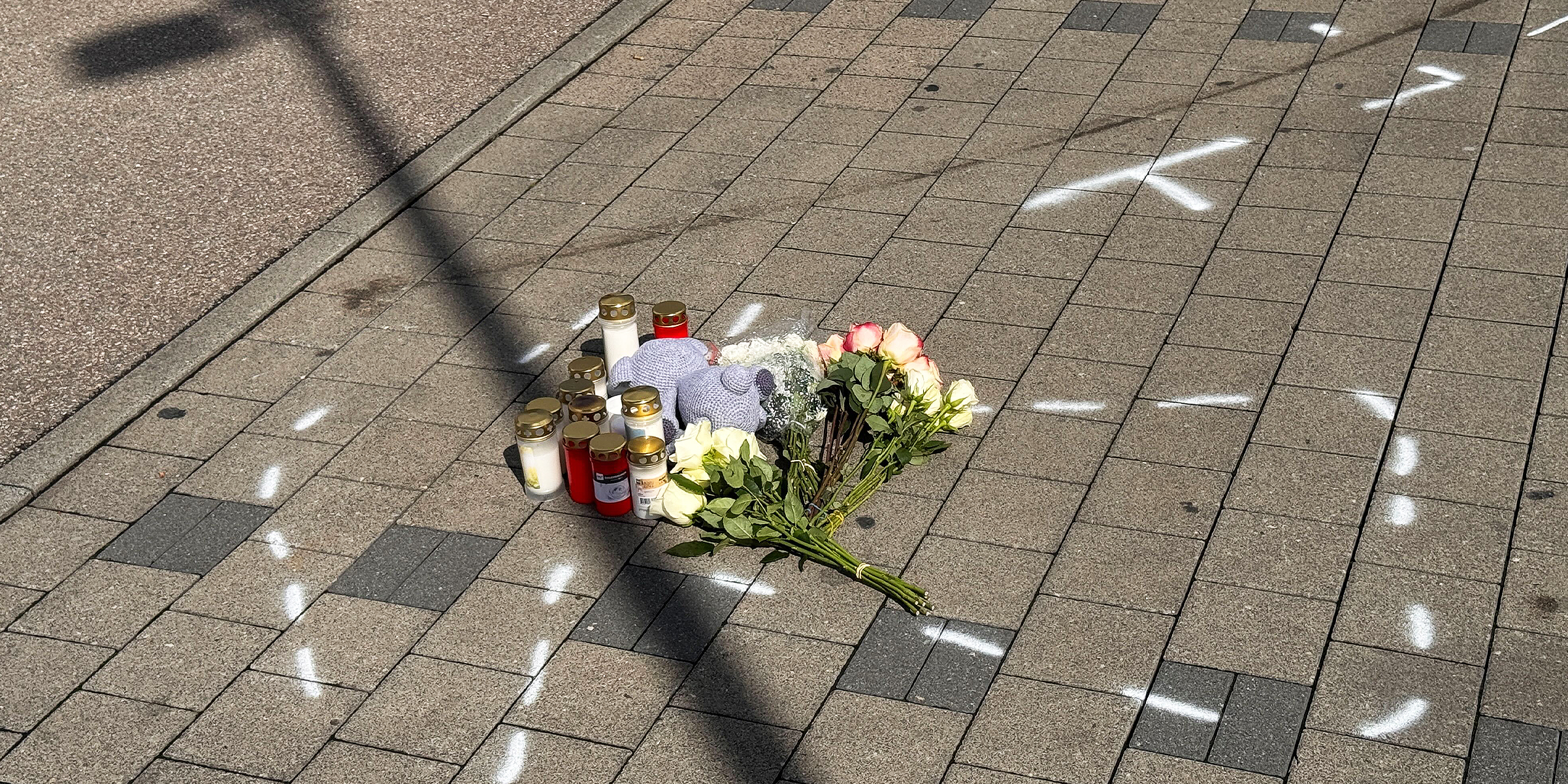 Dolientes dejan flores en el lugar del accidente | Fuente: Getty Images