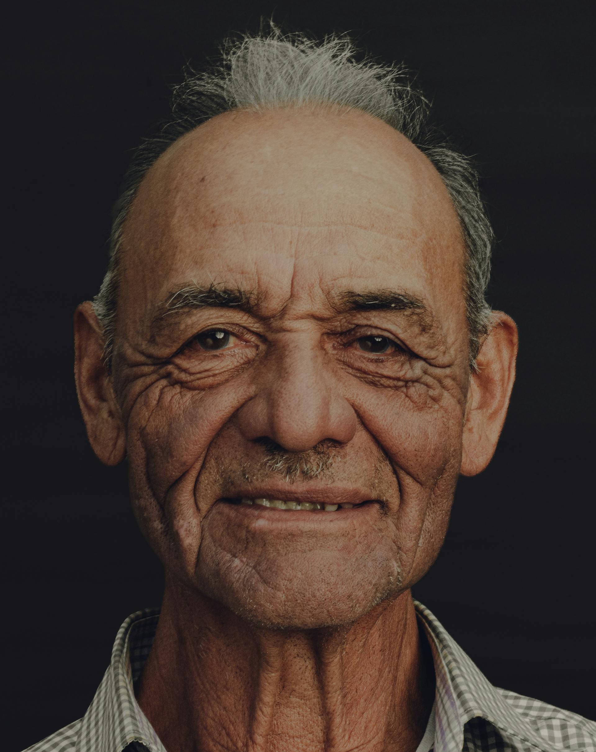 Un anciano sonriente | Fuente: Pexels