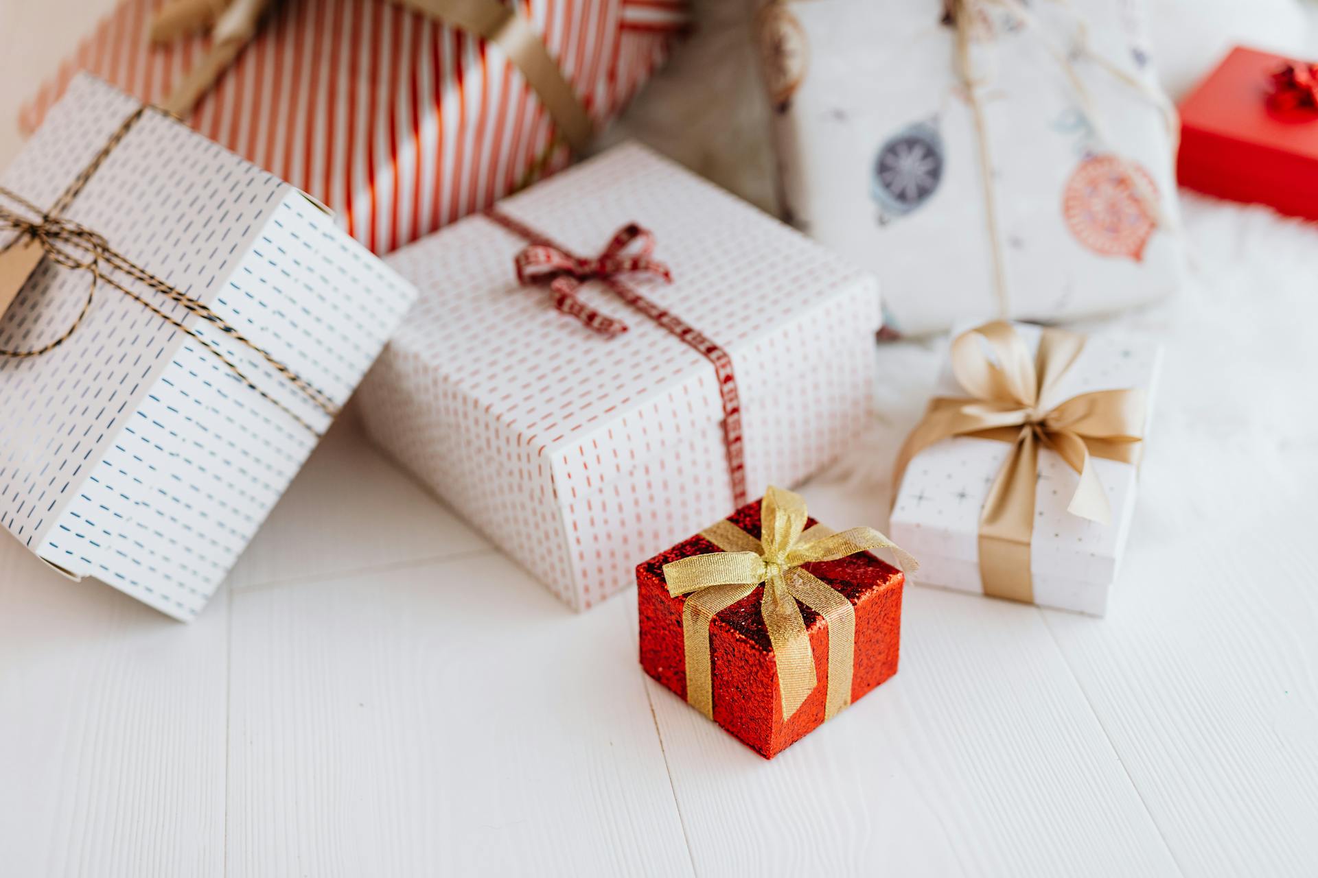 Un montón de regalos | Fuente: Pexels