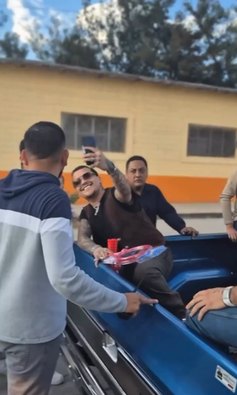 Christian Nodal junto a la familia Aguilar repartiendo juguetes en Zacatecas, México | Fuente: Instagram/elgordoylaflaca