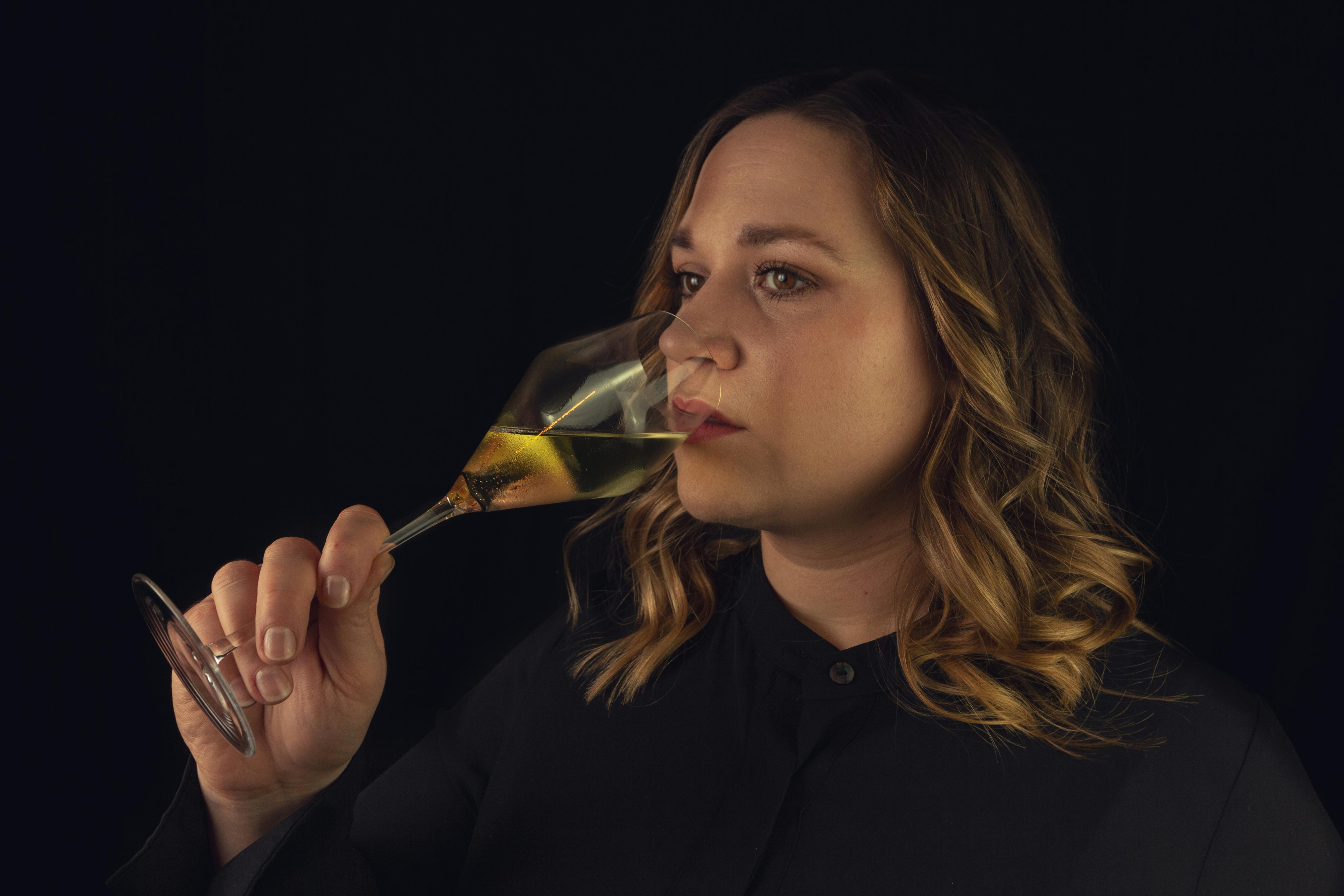 Una mujer seria bebiendo vino | Fuente: Pexels