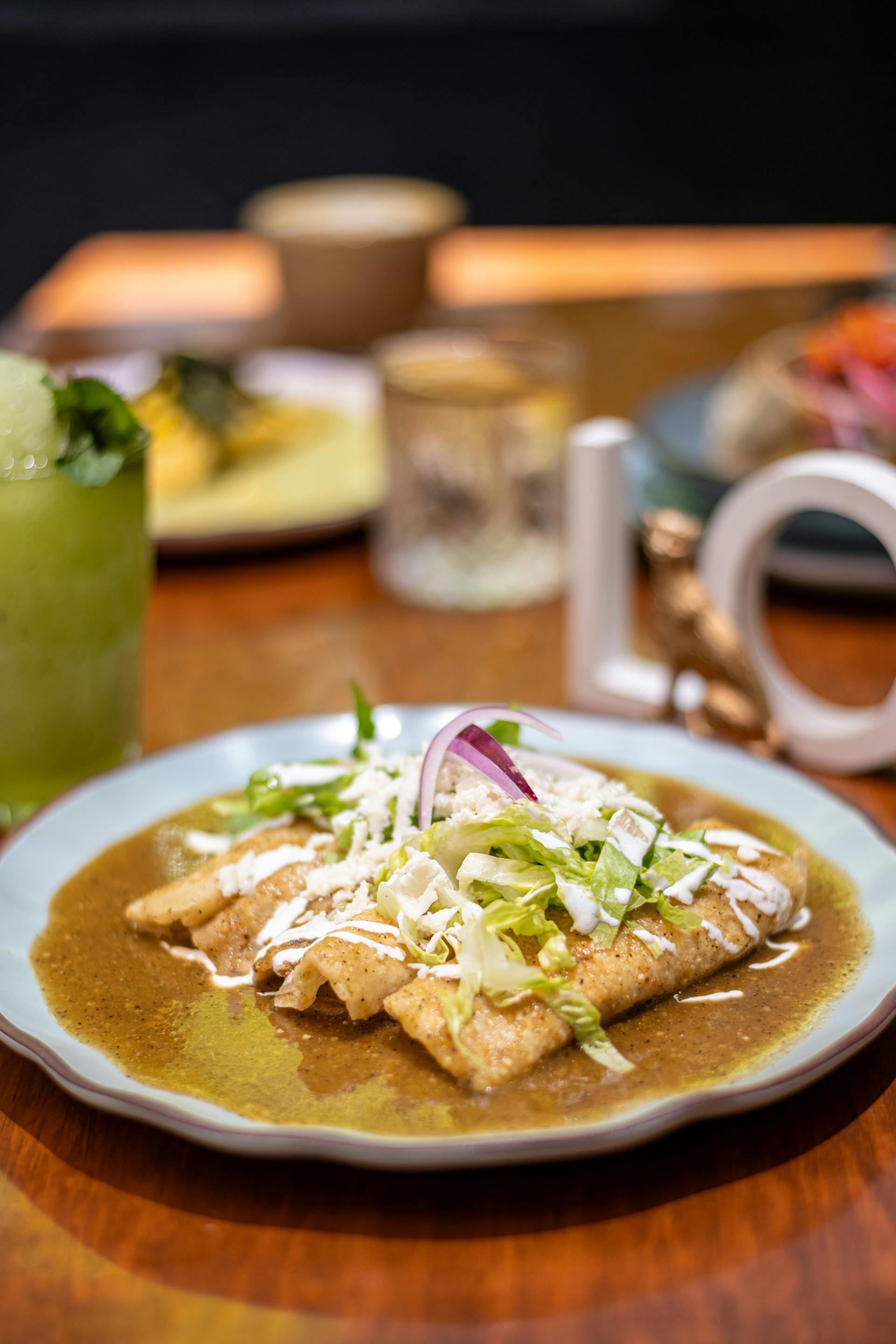 Enchiladas en un plato | Fuente: Pexels