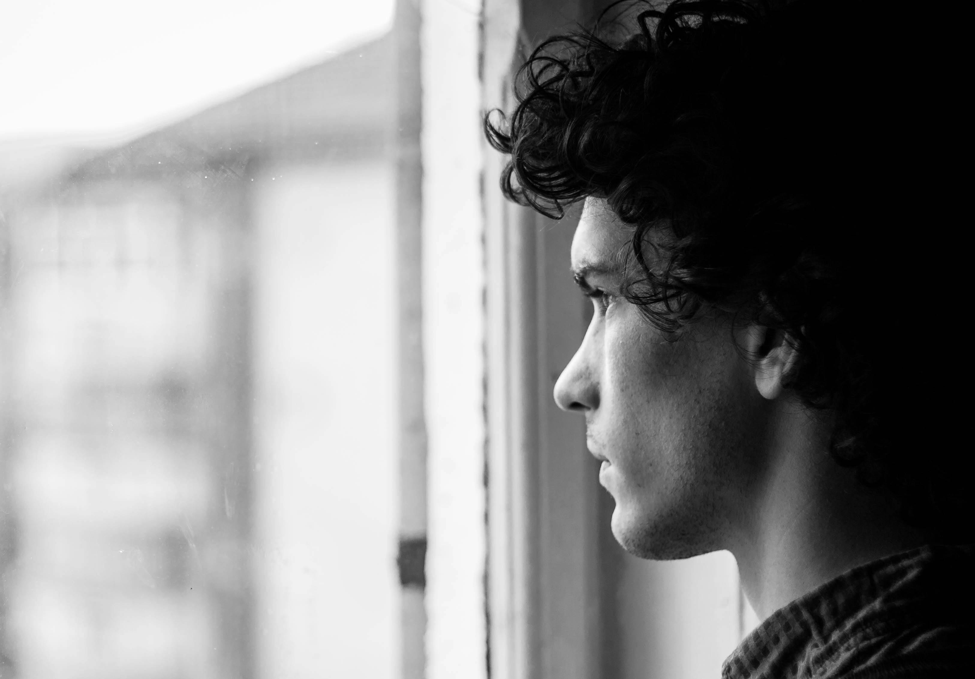Un hombre mirando por la ventana | Fuente: Pexels