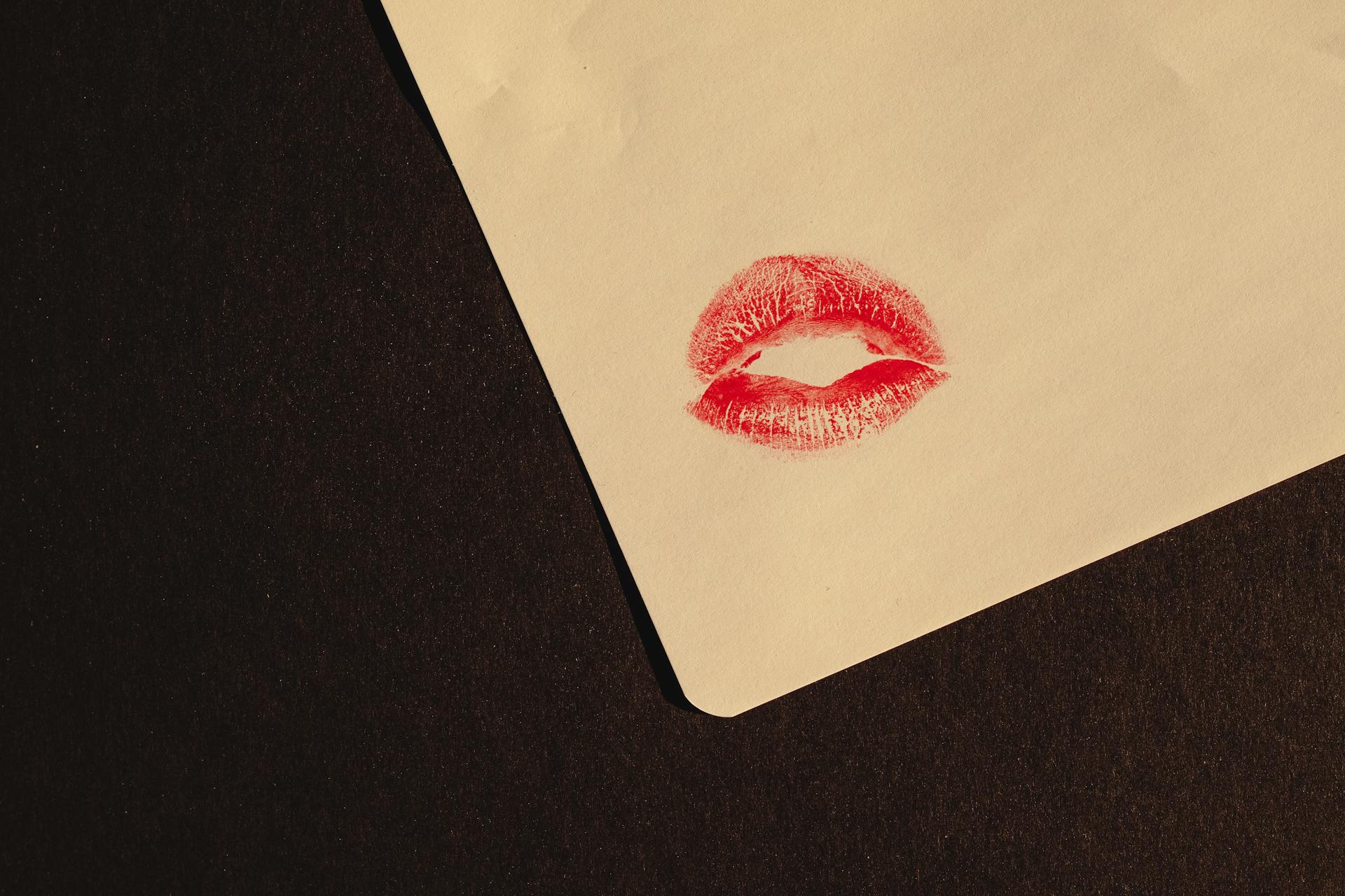 Un beso de pintalabios en un trozo de papel | Fuente: Pexels