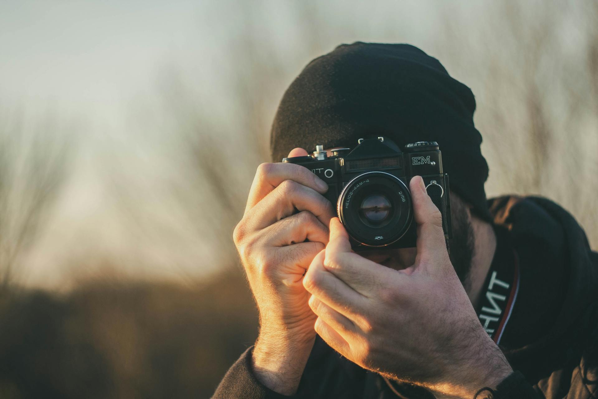 Un hombre haciendo una foto | Fuente: Pexels