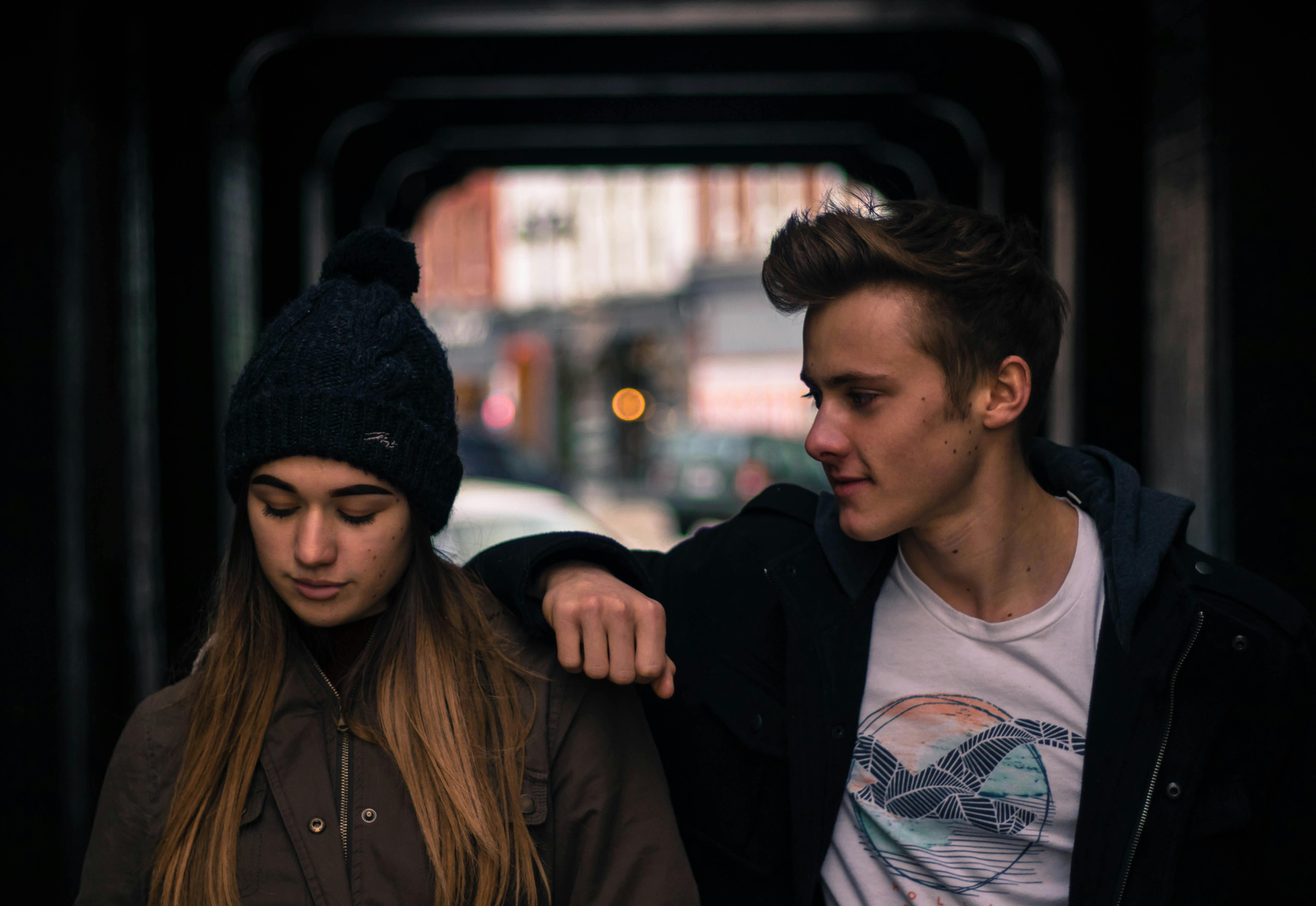 Pareja joven paseando por la calle | Fuente: Pexels
