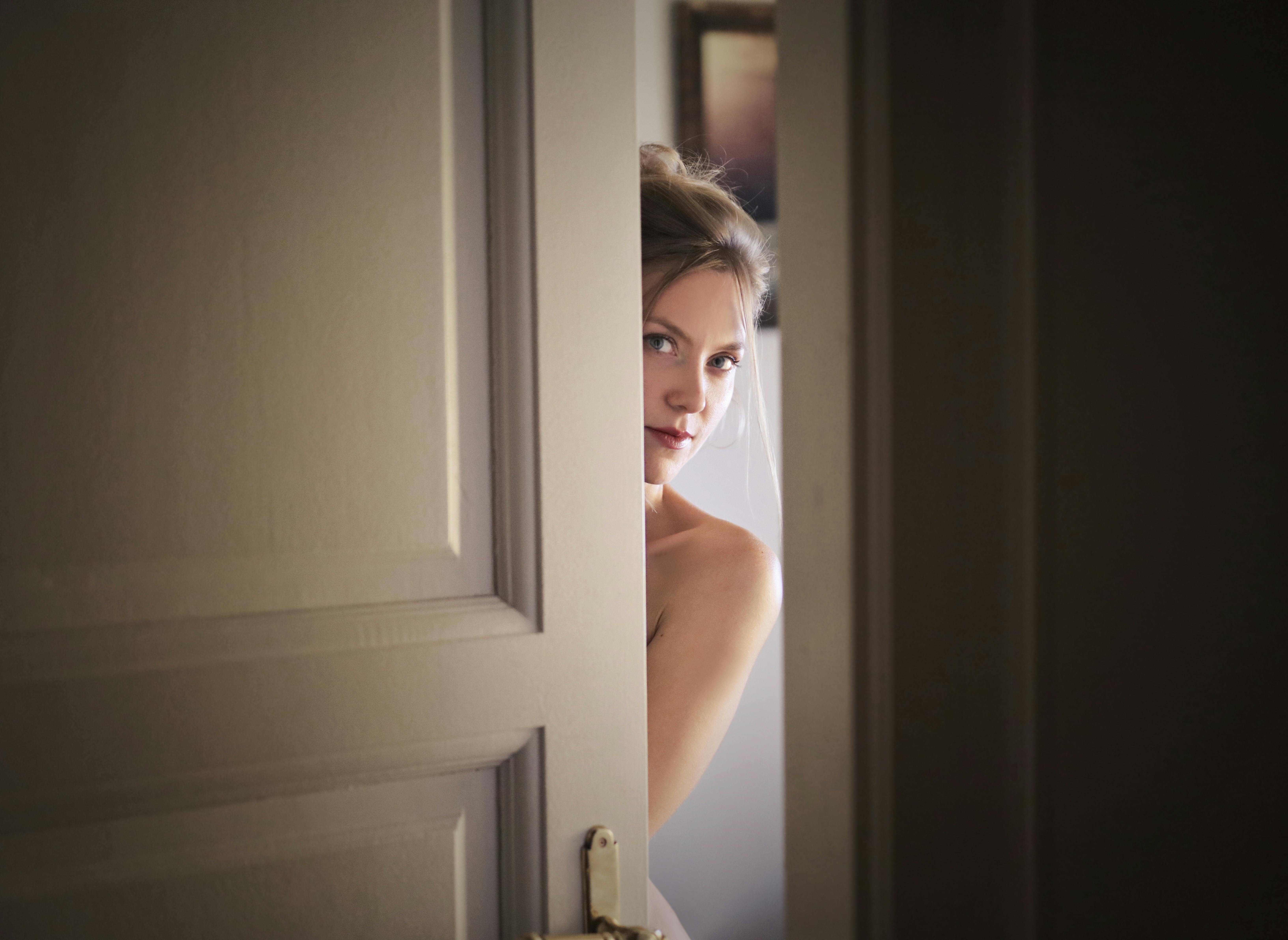 Mujer detrás de la puerta | Fuente: Pexels