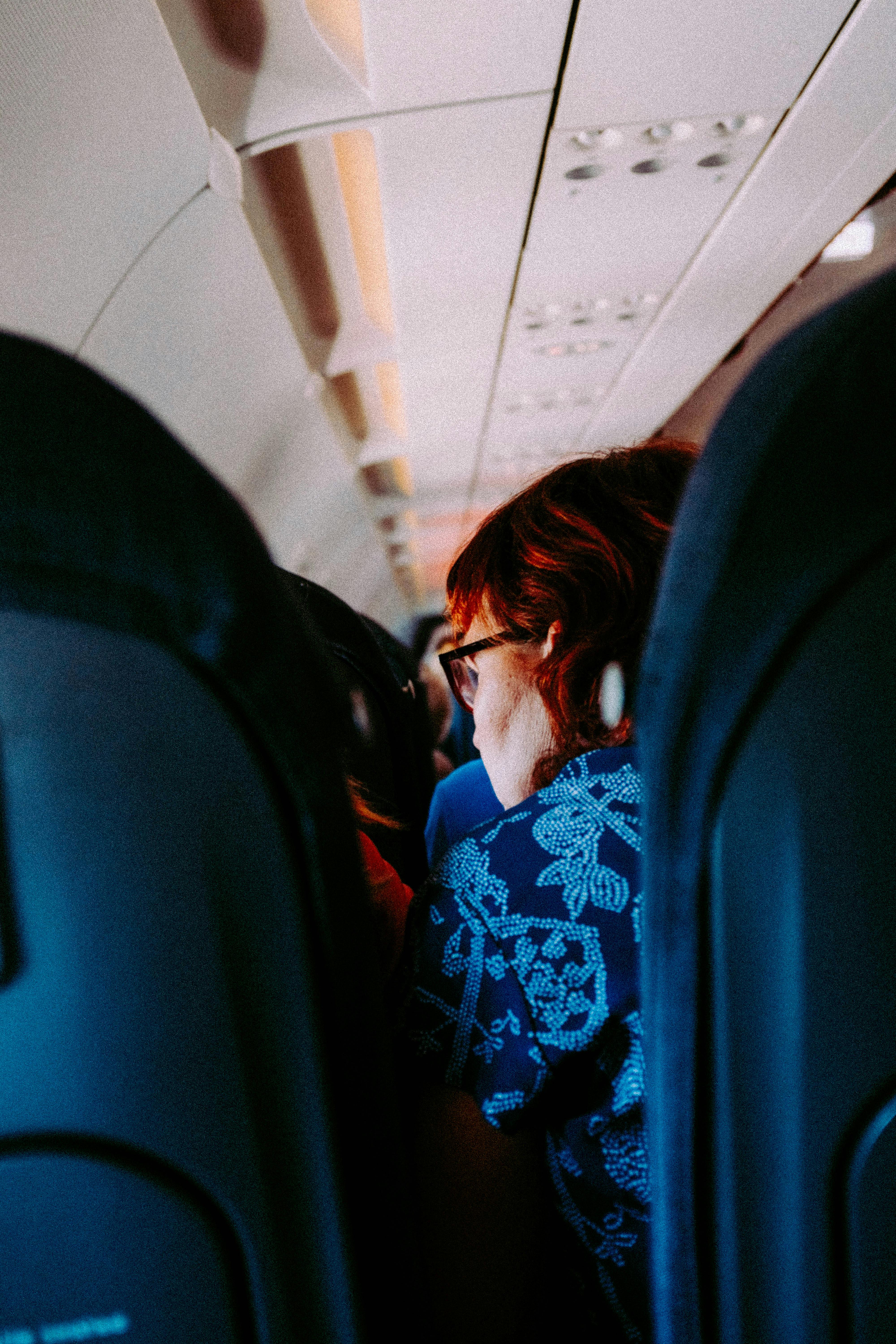 Una mujer sentada en el asiento de un avión | Fuente: Pexels
