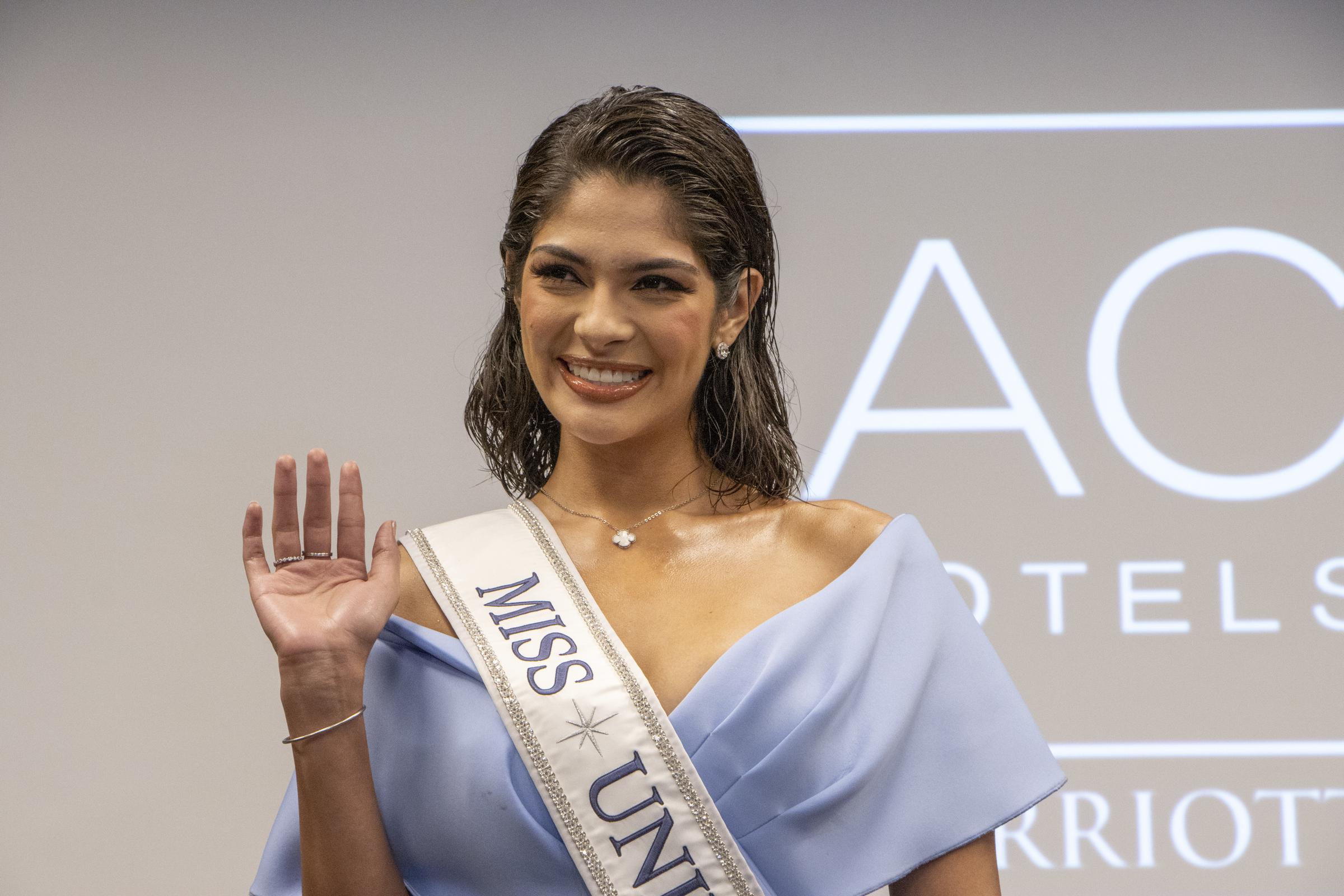 La Miss Universo Sheynnis Palacios saluda durante una conferencia de prensa en el AC Marriott San José el 9 de septiembre de 2024 en San José, Costa Rica. | Fuente: Getty Images