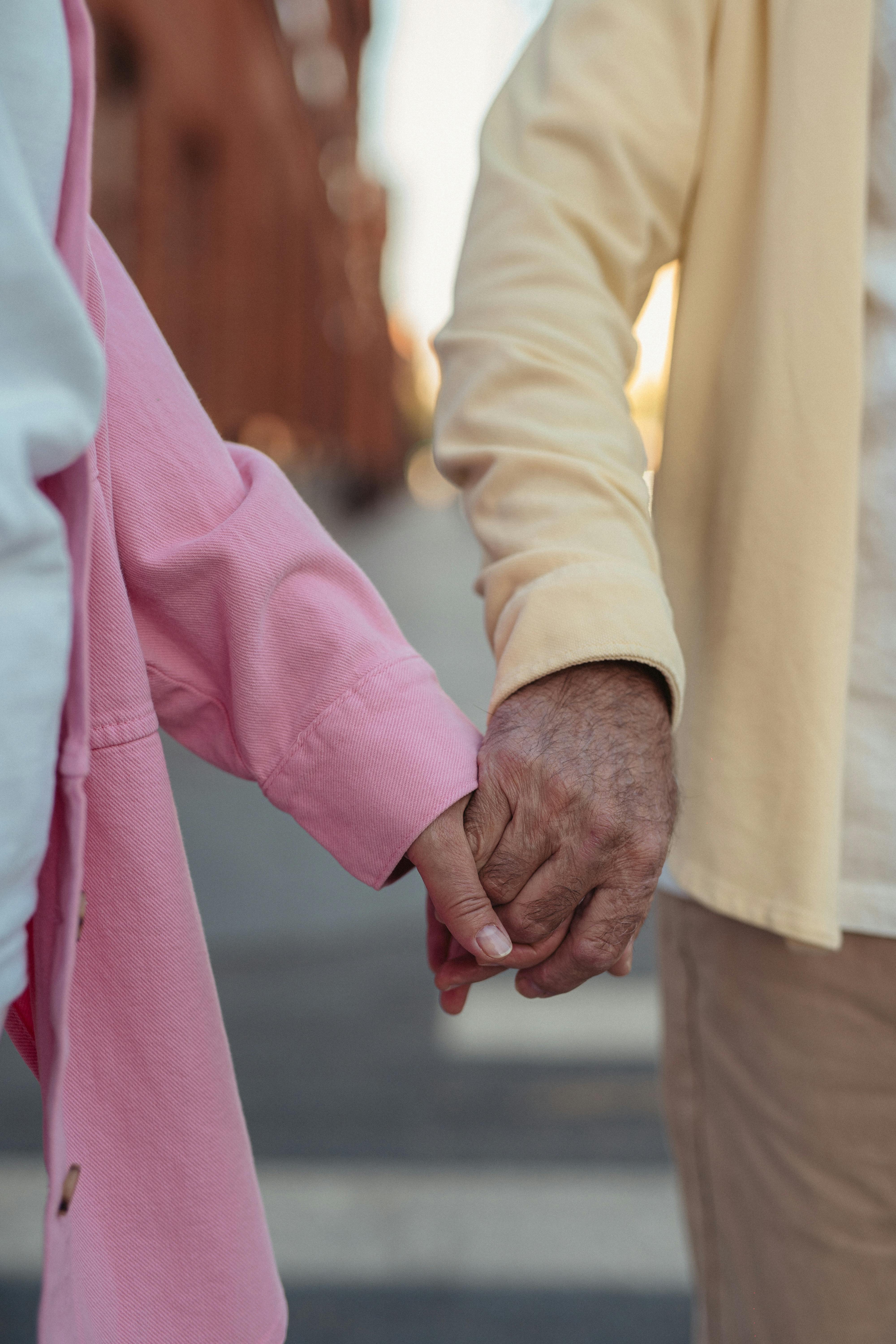 Una pareja tomándose de la mano | Fuente: Pexels