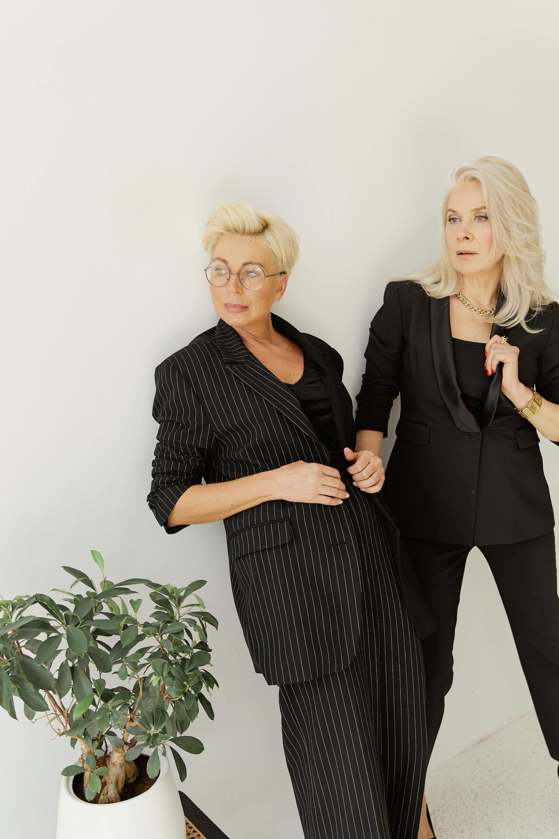 Dos mujeres mirando a alguien | Fuente: Pexels