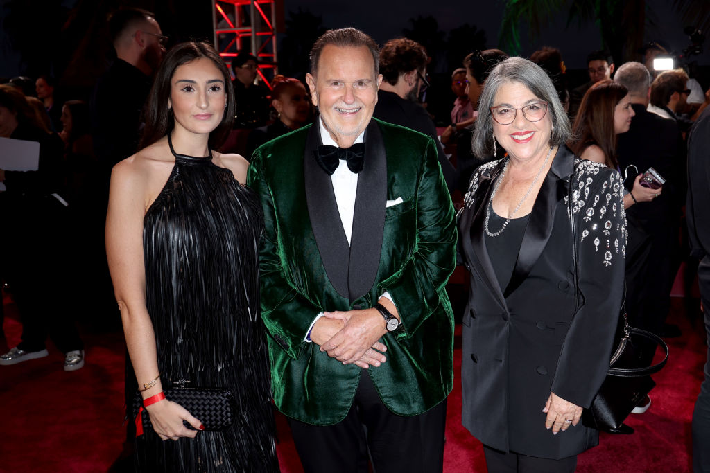 Raúl de Molina (al centro) asistió a la vigésima quinta edición de los Latin GRAMMY Awards en el Kaseya Center el 14 de noviembre de 2024 en Miami, Florida. | Foto: Getty Images